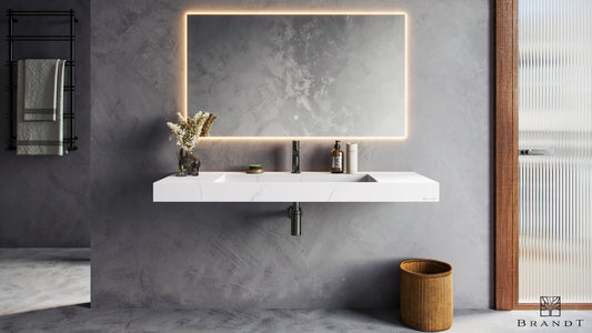 EDGE 120 cm Vegghengt Servant sett forfra i Marmorliknende Stellar White fra Brandt Bad med servantbatteri ARM071 og vannlås XACC167 i Black Chrome fra Tapwell.