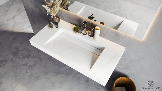 EDGE 90 cm Vegghengt Servant sett skrått ovenfra i Marmorliknende Stellar White fra Brandt Bad med servantbatteri ARM071 i Black Chrome fra Tapwell.