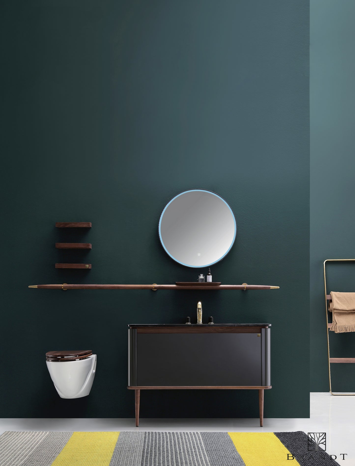 Eterra baderomsmøbel 120 cm i høyglanset grå lakkmaling fra Brandt Bad. Vakre runde hjørner og detaljer i valnøtt. Runde høye smale ben. Servant i eksklusiv sort marmor. Håndklestang i valnøtt med påmontert hylle for oppbevaring. Rundt speil med LED belysning, og tre vegghyller i valnøtt.