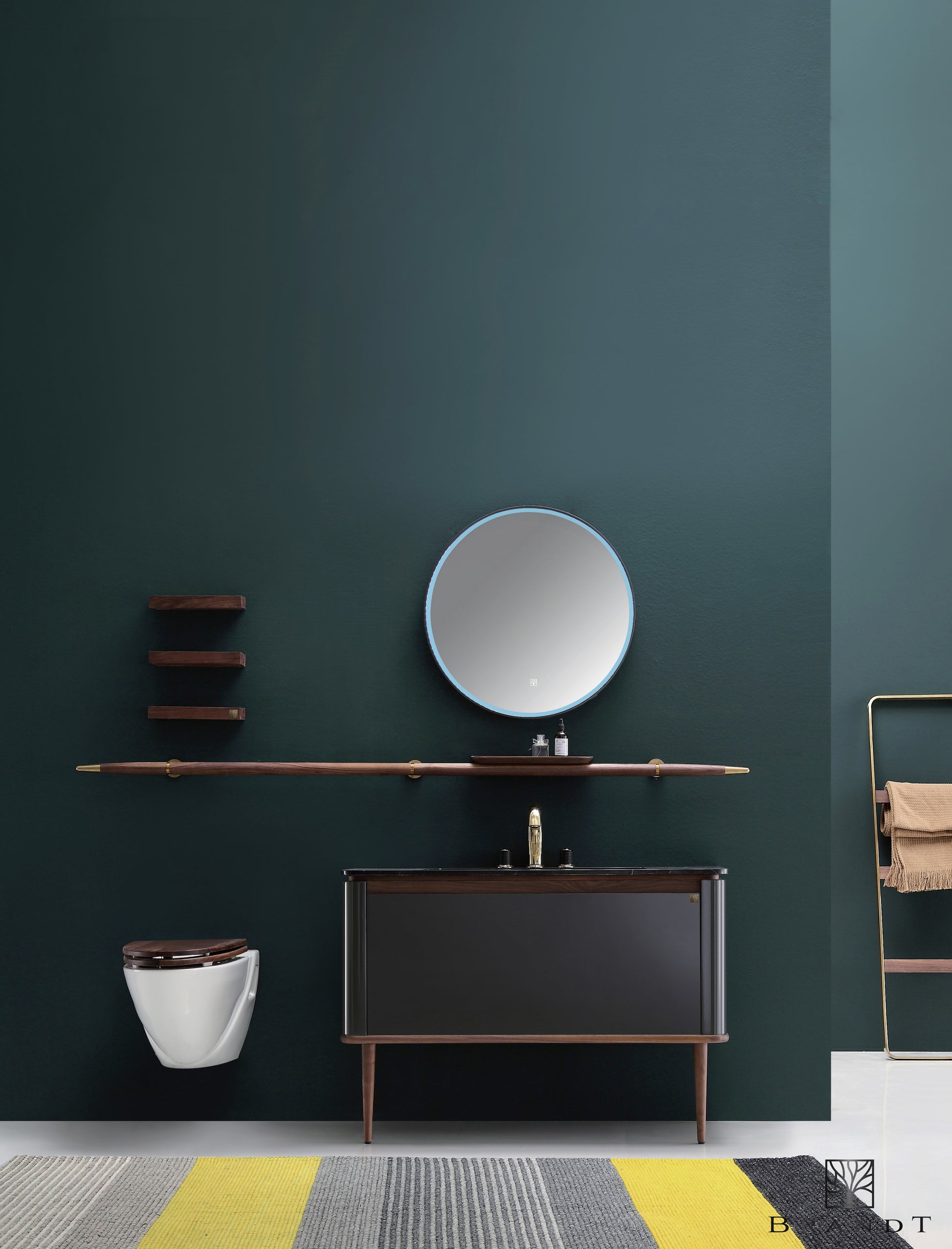 Eterra baderomsmøbel 120 cm i høyglanset grå lakkmaling fra Brandt Bad. Vakre runde hjørner og detaljer i valnøtt. Runde høye smale ben. Servant i eksklusiv sort marmor. Håndklestang i valnøtt med påmontert hylle for oppbevaring. Rundt speil med LED belysning, og tre vegghyller i valnøtt.