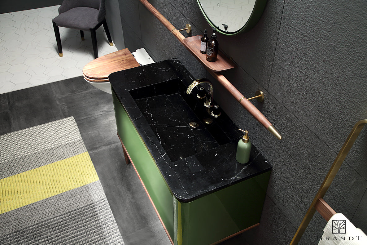 Brandt Bad Eterra baderomsmøbel 120 cm i grønn sett ovenfra. Lekker servant i sort polert marmor med runde hjørner og detaljer i valnøtt.