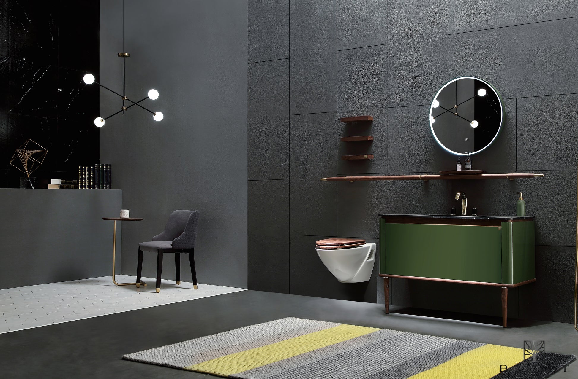 Vakkert og unikt baderomsmøbel 120 cm berdt sett skrått fra siden. Møbelet er grønt og har avrundede hjørner og runde ben i valnøtt. Servant i sort marmor. En lang rund håndklestang i valnøtt med messingdetaljer og påmontert hylle for oppbevaring. Rundt speil med integrert LED-belysning. Tre vegghyller i valnøtt. Eterra Baderomsmøbel fra Brandt Bad.