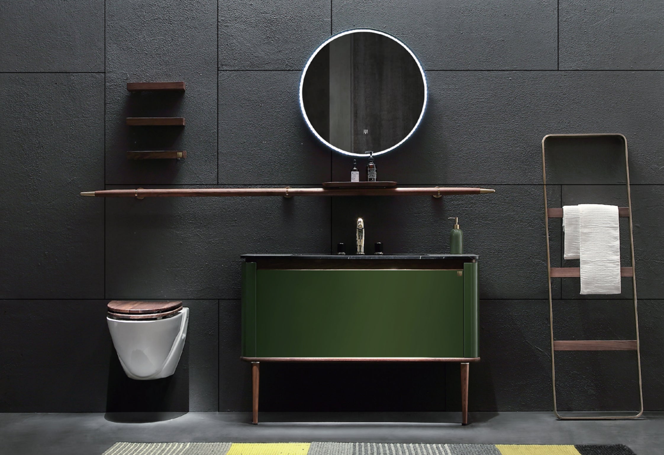 Eterra retro 120 cm baderomsmøbel fra Brandt Bad med avrundede hjørner sett forfra. Benkeplate med nedsenket servant i sort marmor. Front i mosegrønn pianolakk. Ben og detaljer i valnøtt. Håndklestang i valnøtt med ender i børstet messing og hylle i valnøtt. Tre små vegghyller i valnøtt og rundt speil med LED belysning. Håndklestige i valnøtt og messing.