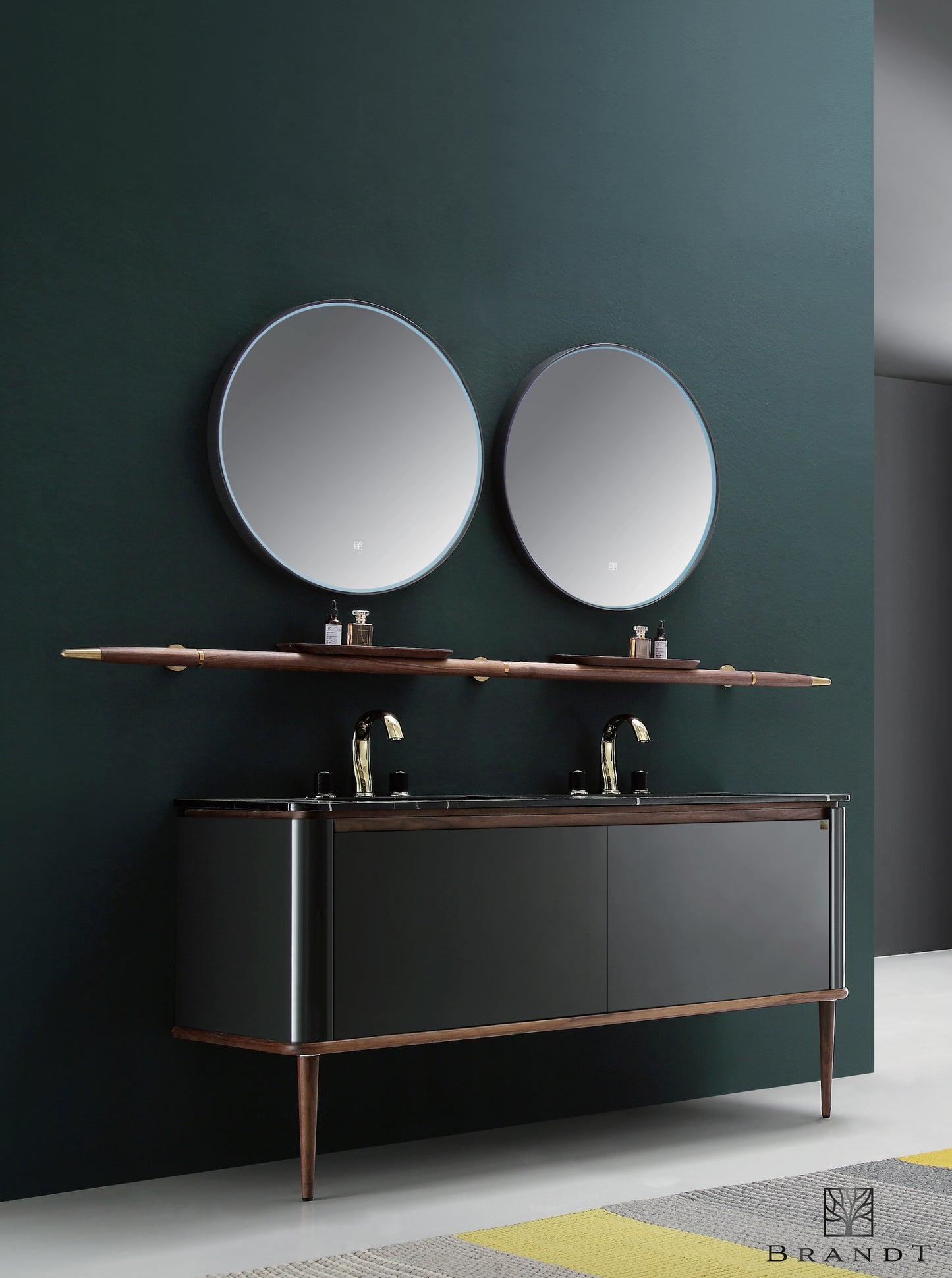 Vakkert grått badersomsmøbel på 160 cm fra Brandt Bad. Dobbel servant i sort naturstein. Avrundede hjørner og runde smale ben i valnøtt. Malt i speilblank grå finish kombinert med detaljer i valnøtt og messing. Kombindert håndklestang og hylle for smart oppbevaring, og to runde speil med LED-belysning og dimmer.