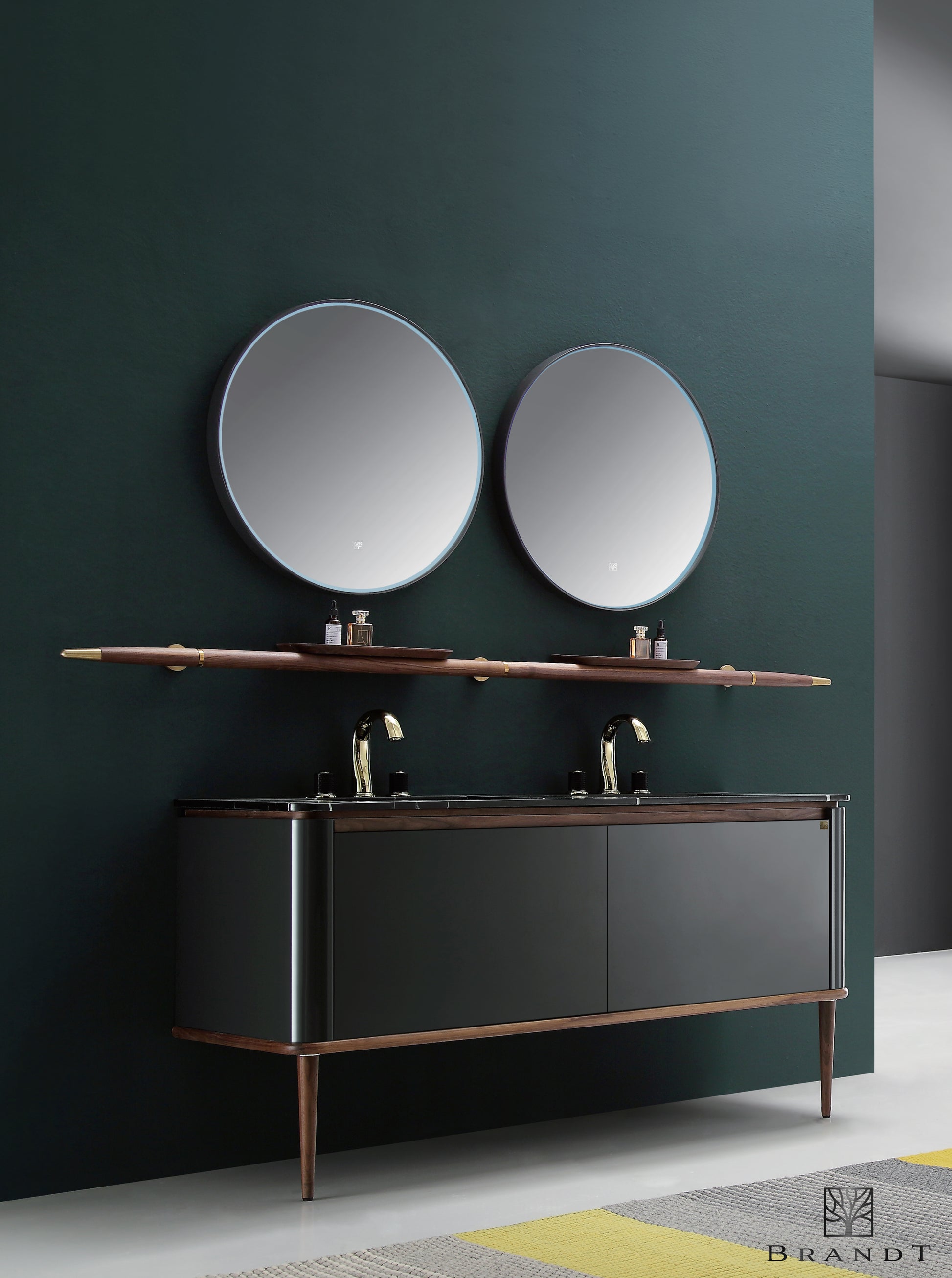 Vakkert grått badersomsmøbel på 160 cm fra Brandt Bad. Dobbel servant i sort naturstein. Avrundede hjørner og runde smale ben i valnøtt. Malt i speilblank grå finish kombinert med detaljer i valnøtt og messing. Kombindert håndklestang og hylle for smart oppbevaring, og to runde speil med LED-belysning og dimmer.