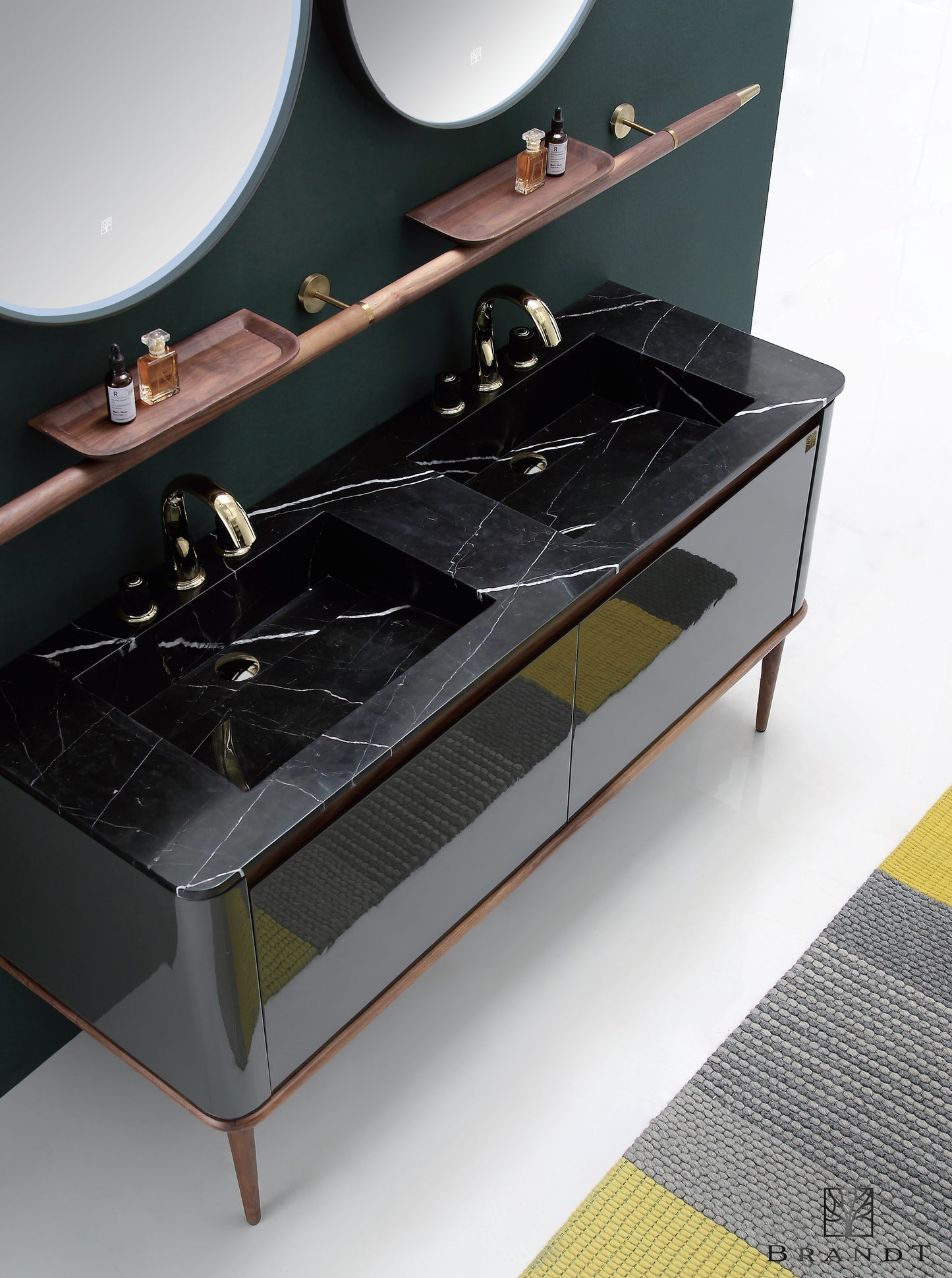 Eterra 160 cm baderomsmøbel fra Brandt Bad i fargen Slate Grey med avrundede hjørner sett skrått ovenfra med benkeplate i sort marmor med dobbel servant. Ben og detaljer i valnøtt. Håndklestang i valnøtt med ender i børstet messing og to hyller i valnøtt. To runde speil med LED belysning.