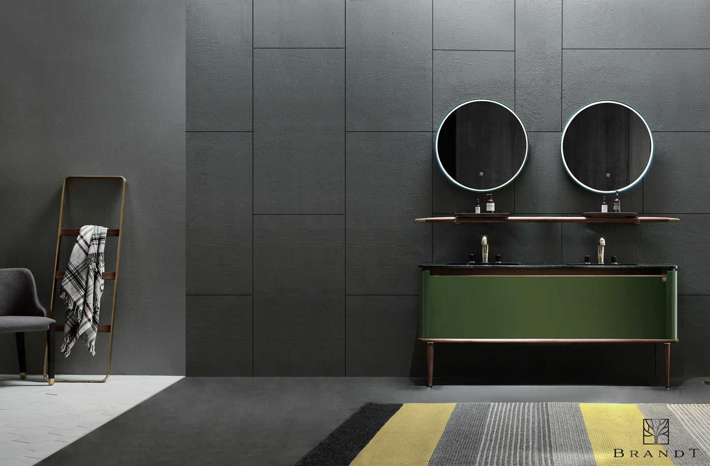 Eterra baderomsmøbel 160 cm med dobbel servant i sort marmor sett forfra. Fronter og skrog i vakker blank grønn lakkmaling. Avrundende hjørner. Ben og detaljer i valnøtt. Håndklestang med fastmoterte hyller og to runde speil med LED-belysning. Håndklestige med valnøtt trinn og ramme i messing. Alt fra Brandt Bad.