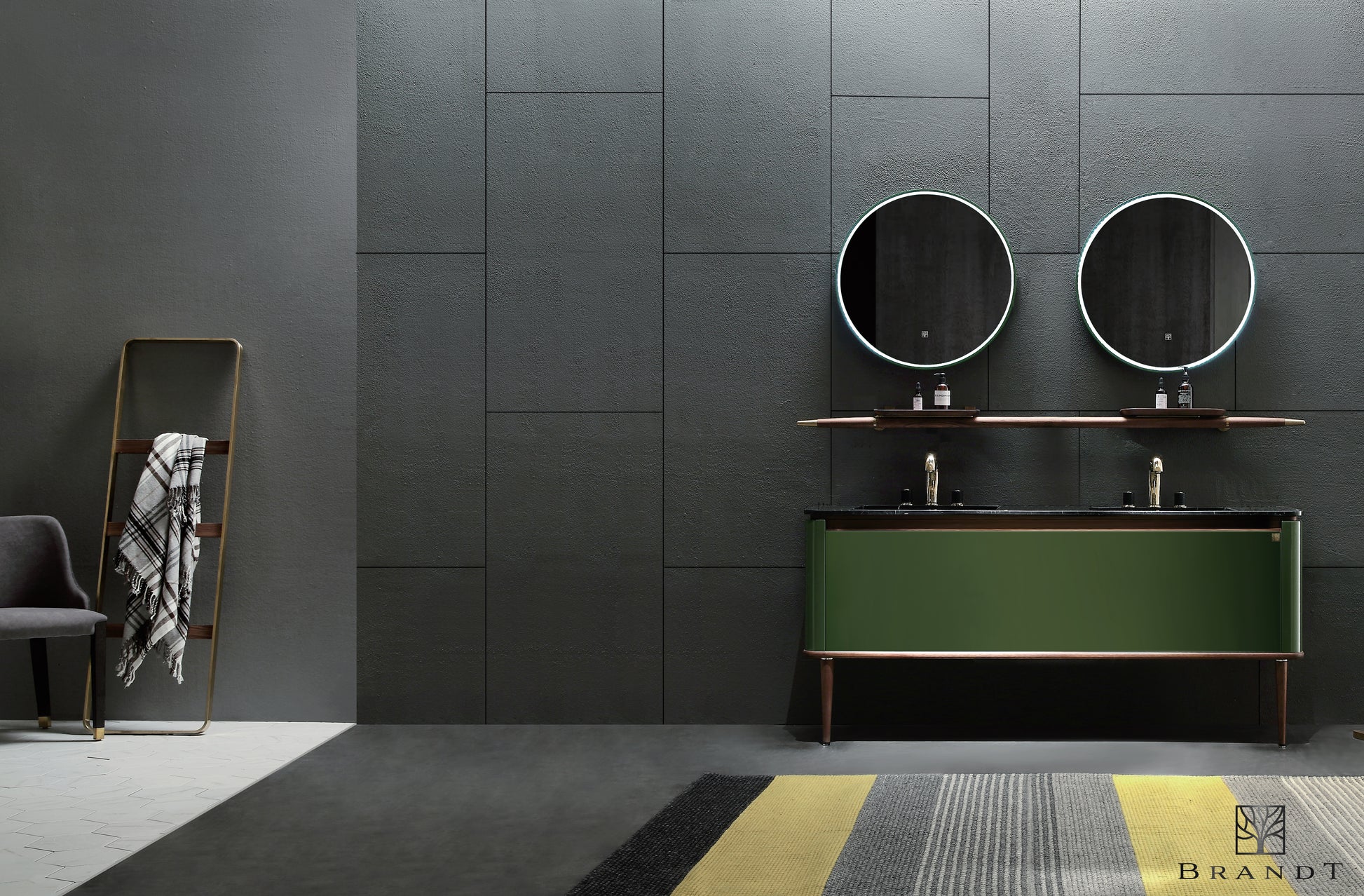 Eterra baderomsmøbel 160 cm med dobbel servant i sort marmor sett forfra. Fronter og skrog i vakker blank grønn lakkmaling. Avrundende hjørner. Ben og detaljer i valnøtt. Håndklestang med fastmoterte hyller og to runde speil med LED-belysning. Håndklestige med valnøtt trinn og ramme i messing. Alt fra Brandt Bad.