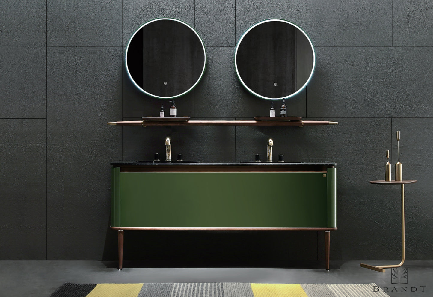 Eterra retro 160 cm baderomsmøbel fra Brandt Bad med avrundede hjørner sett forfra med benkeplate i sort marmor med dobbel servant. Front i mosegrønn pianolakk. Ben og detaljer i valnøtt. Håndklestang i valnøtt med ender i børstet messing og to hyller i valnøtt. To runde speil med LED belysning. Sidebord i valnøtt og messing.
