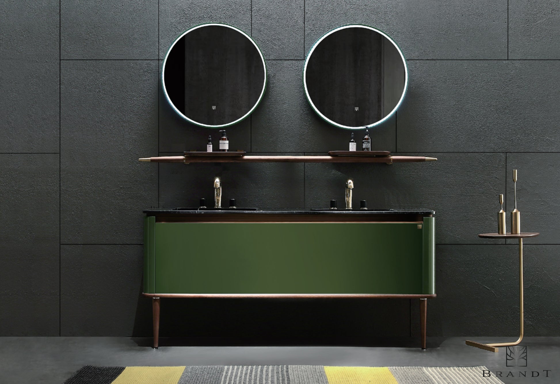 Eterra retro 160 cm baderomsmøbel fra Brandt Bad med avrundede hjørner sett forfra med benkeplate i sort marmor med dobbel servant. Front i mosegrønn pianolakk. Ben og detaljer i valnøtt. Håndklestang i valnøtt med ender i børstet messing og to hyller i valnøtt. To runde speil med LED belysning. Sidebord i valnøtt og messing.
