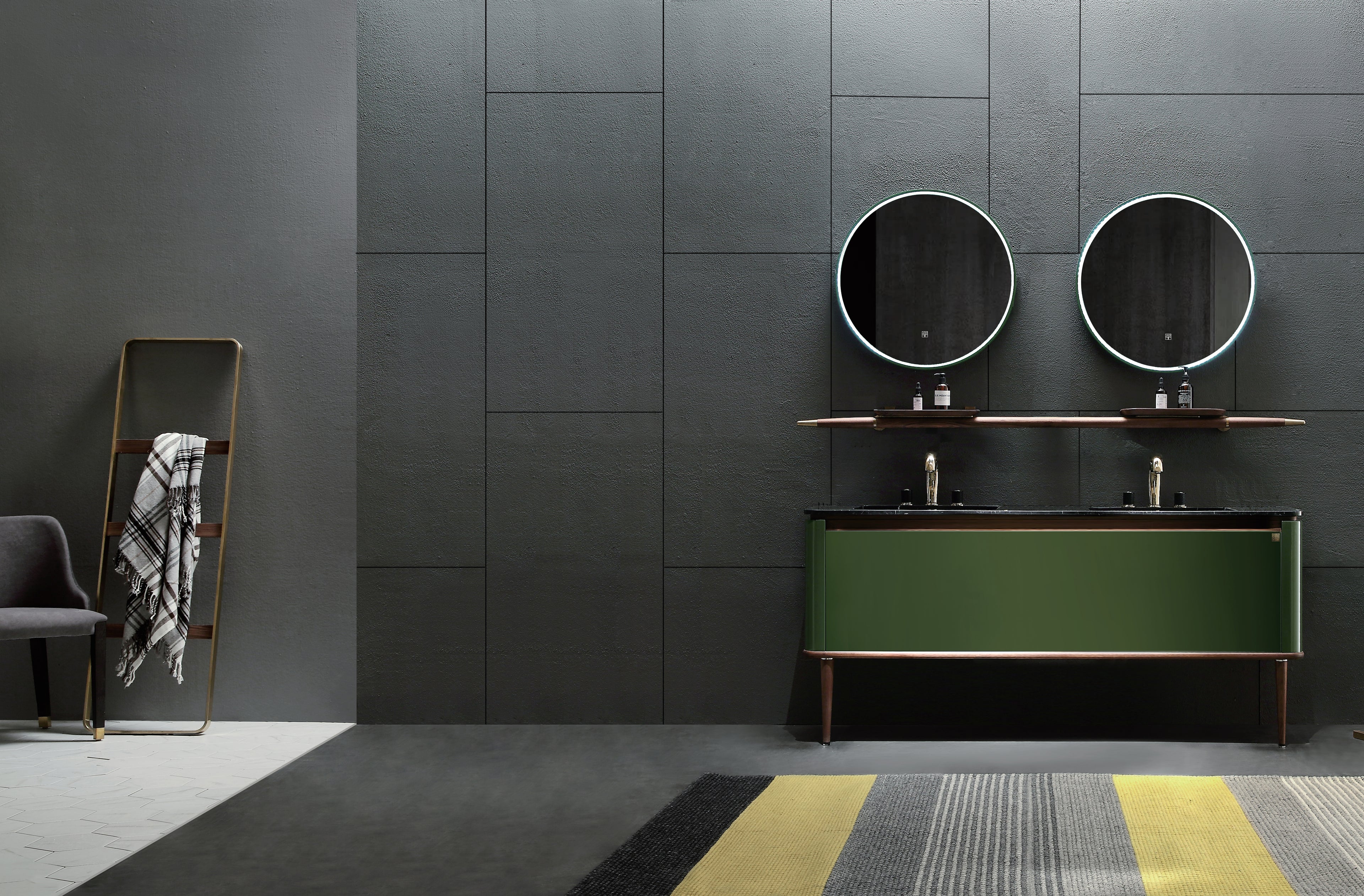 Eterra retro 160 cm baderomsmøbel fra Brandt Bad med avrundede hjørner sett forfra med benkeplate i sort marmor med dobbel servant. Front i mosegrønn pianolakk. Ben og detaljer i valnøtt. Håndklestang i valnøtt med ender i børstet messing og to hyller i valnøtt. To runde speil med LED belysning. Sidebord i valnøtt og messing.