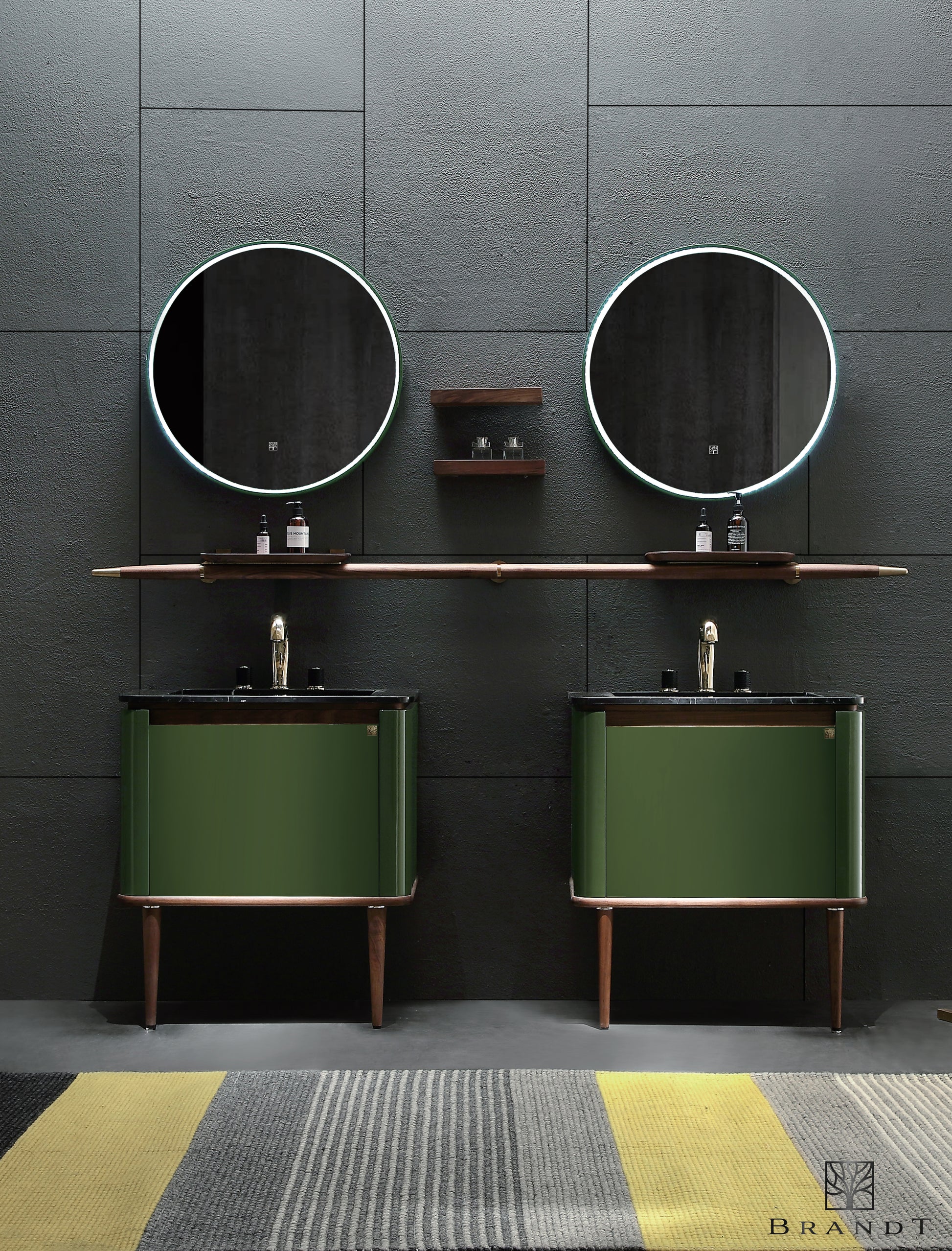 Eterra badersomsmøbel 75 cm dobbel. Grønne avrundende fronter og lekre detaljer i valnøtt og messing. Servant i sort marmor. Tilbehør er en lang håndklestang med fastmonterte hyller , et rundt speil til hver servant og to vegghyller i valnøtt. Møbelet leveres av Brandt Bad.