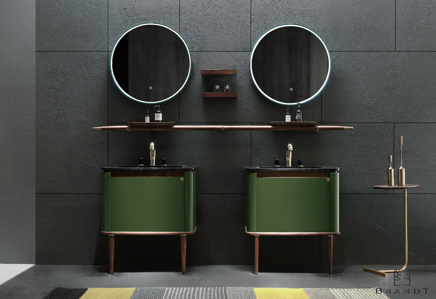 Eterra badersomsmøbel 75 cm dobbel. Grønne fronter og lekre detaljer i valnøtt og messing. Servant i sort marmor. Tilbehør er en lang håndklestang med fastmonterte hyller , et rundt speil til hver servant og to vegghyller i valnøtt. Vakkert sidebord i messing og valnøtt. Møbelet leveres av Brandt Bad.