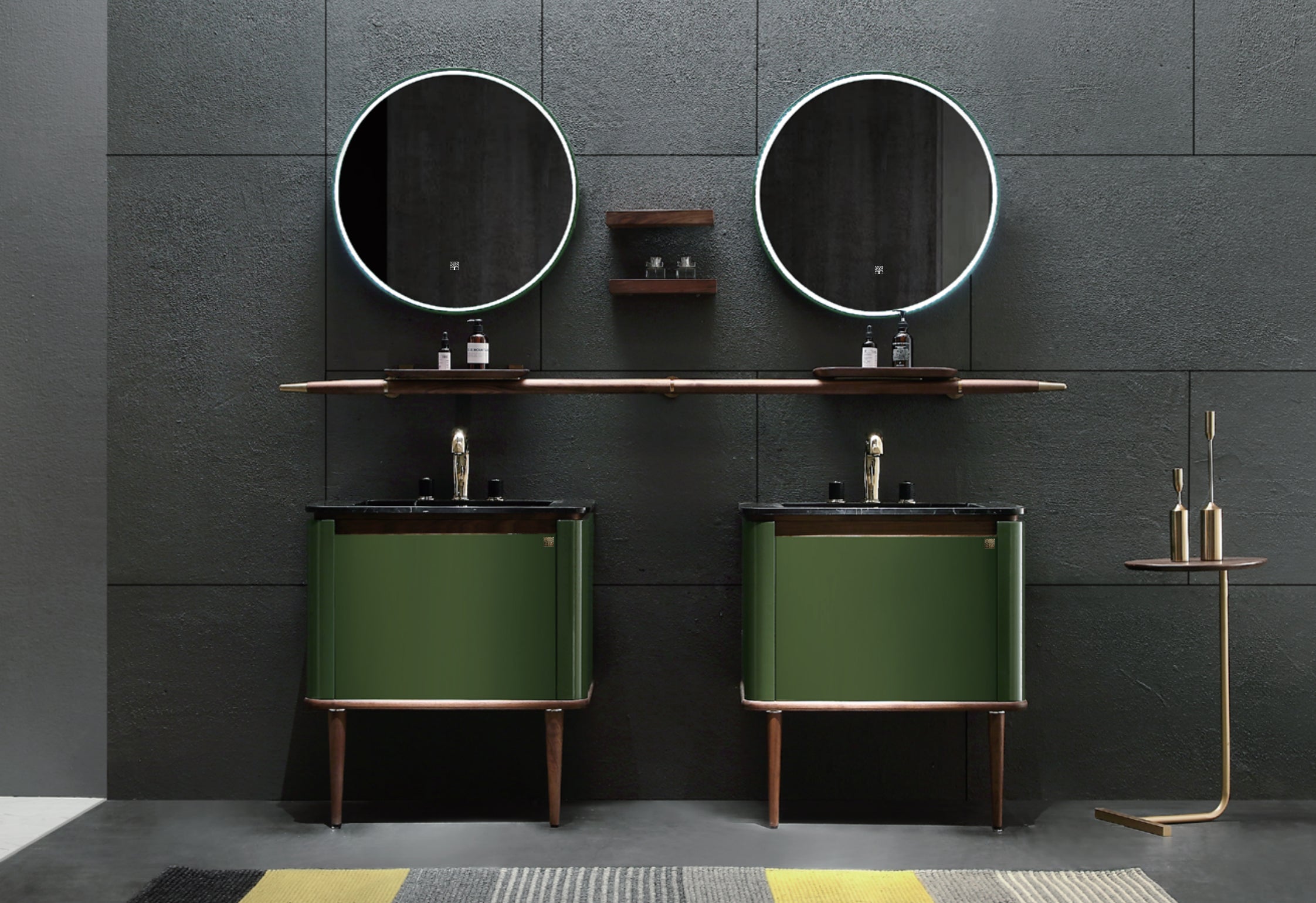 Doble Eterra små 75 cm baderomsmøbler fra Brandt Bad med avrundede hjørner sett forfra. Benkeplater med nedsenket servant i sort marmor. Fronter i mosegrønn pianolakk. Ben og detaljer i valnøtt. Håndklestang i valnøtt med ender i børstet messing og hyller i valnøtt. To små vegghengte hyller i valnøtt og runde speil med LED belysning. Sidebord i valnøtt og messing.