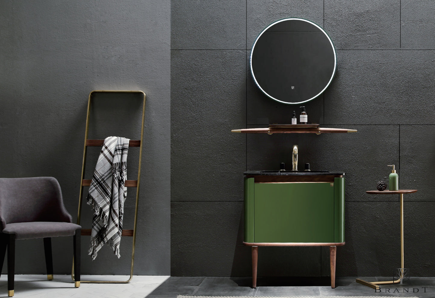 Eterra baderomsmøbel 75 cm bredt. Grønn lakkert front, ben og detaljer i valnøtt og sort servant i marmor. Kombinert håndklestang og hylle. Rundt speil med LED.belysning og lite vakkert sidebord i messing og valnøtt. Alt fra Brandt Bad.