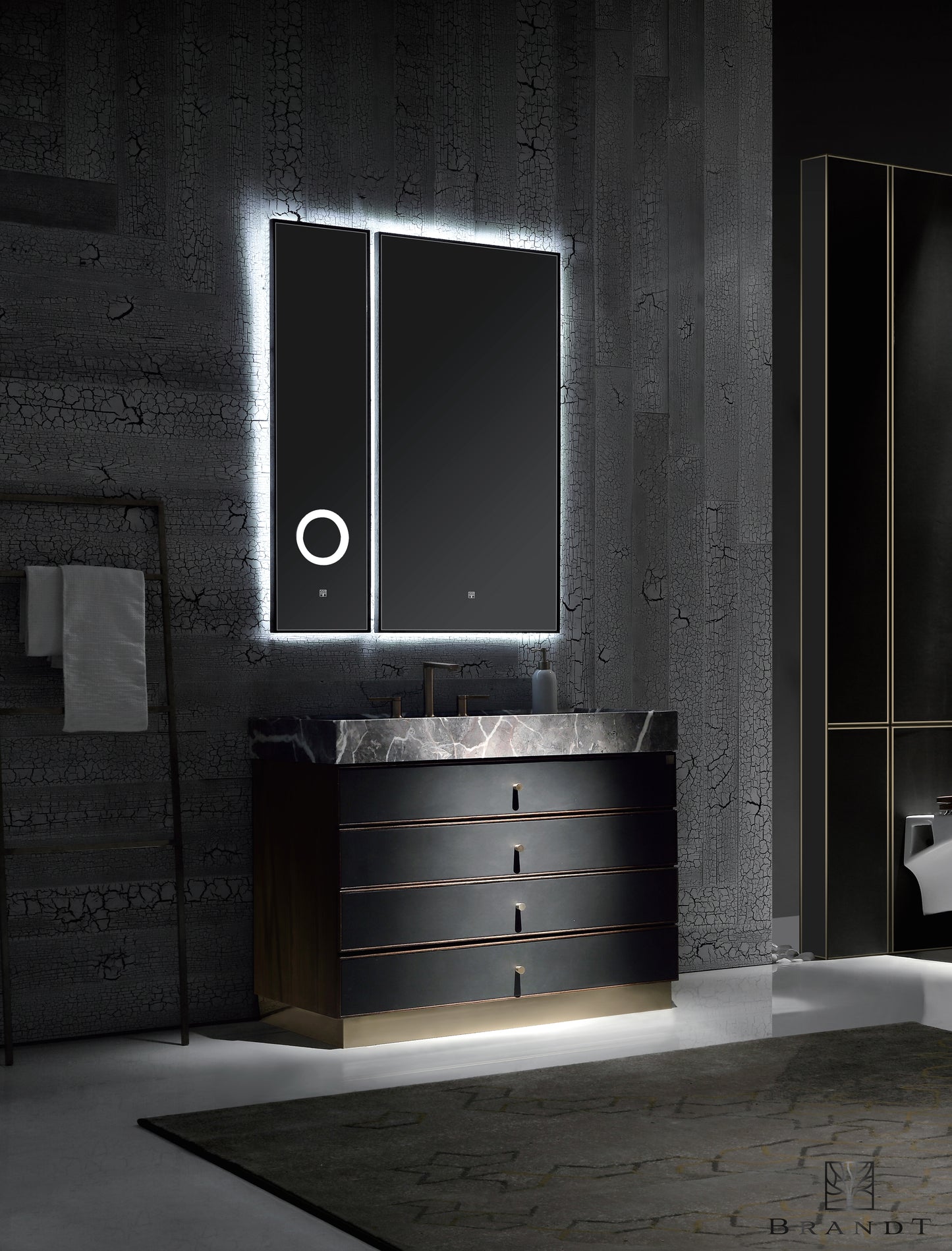 Nerostrata baderomsmøbel 100 cm fra Brandt Bad. Stilig møbel med skrog i valnøtt og skuffer kledd i sort matt lær. Massiv servant i 12 cm høy grå marmor. Tilhørende to-delt speil med integrert LED belysning som lyser opp veggen rundt speilet.