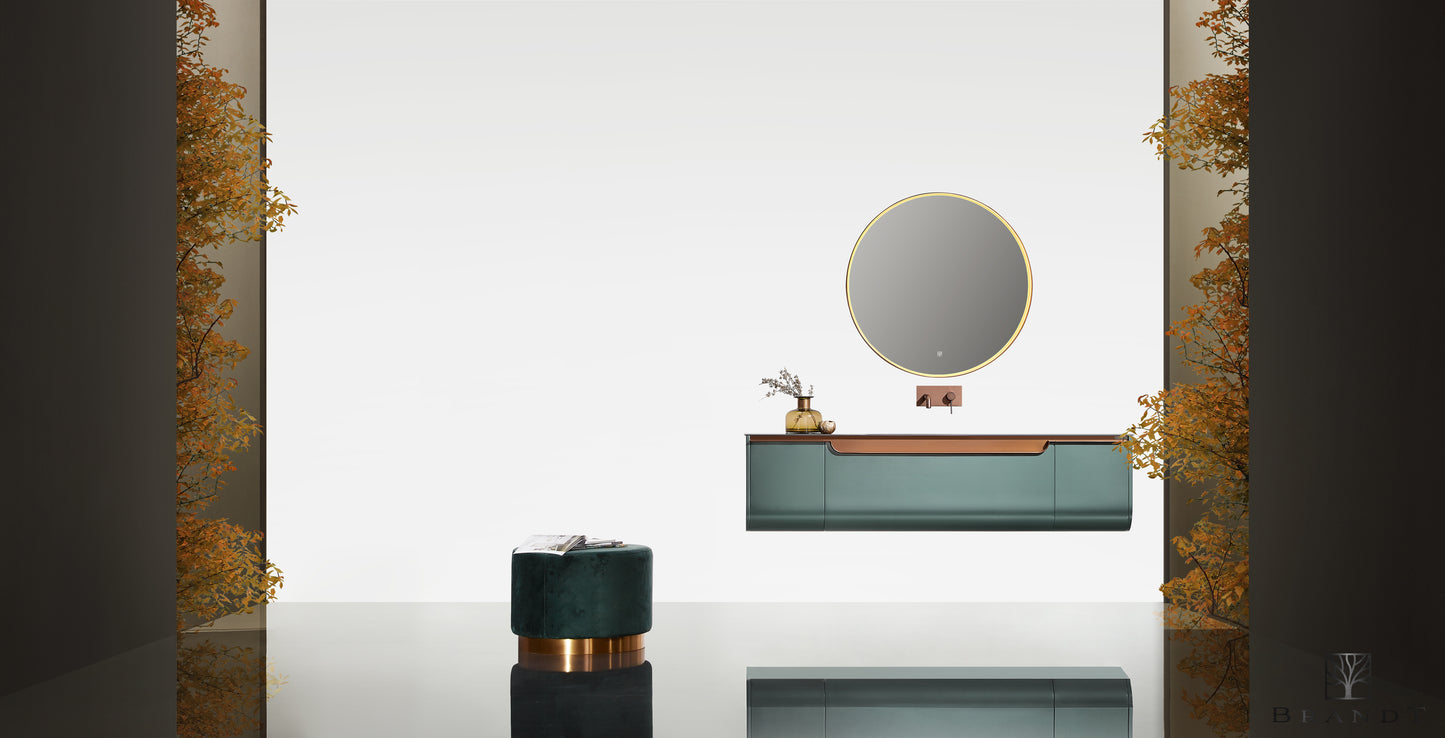 Vegghengt design baderomsmøbel i grønn metallic og detaljer i kobber. Sittepall i grønn velour og stort rundt speil med LED.belysning.