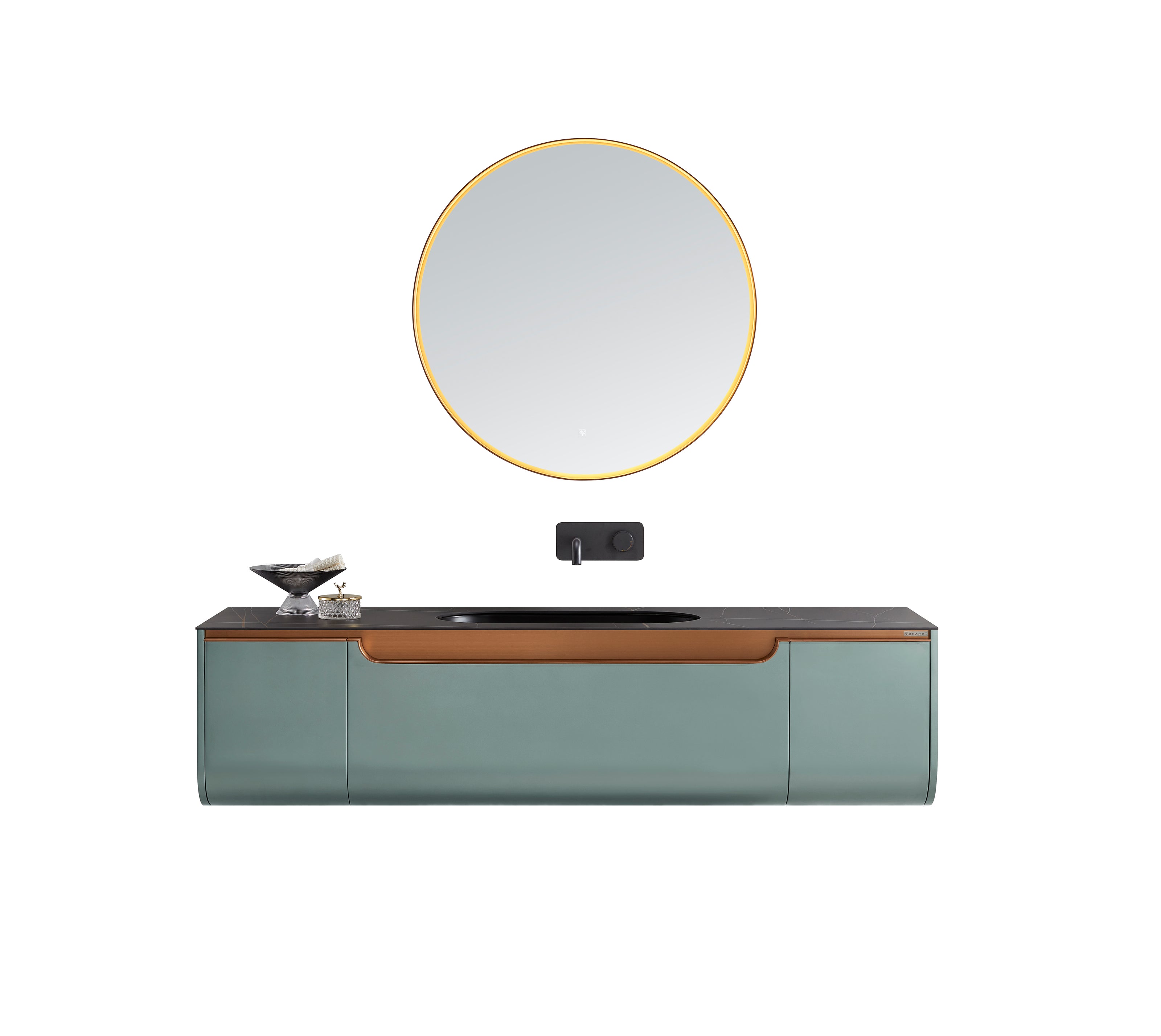 Et elegant vegghengt baderomsmøbel med en bredde på 1800 mm fra Brandt Bad. Møbelet er malt i en vakker metallisk blågrønn farge og har avrundede kanter nederst. Håndtakene kommer i en kobberfarge. Et stort rundt speil med en kobberfarget ramme og integrert LED-belysning følger med.