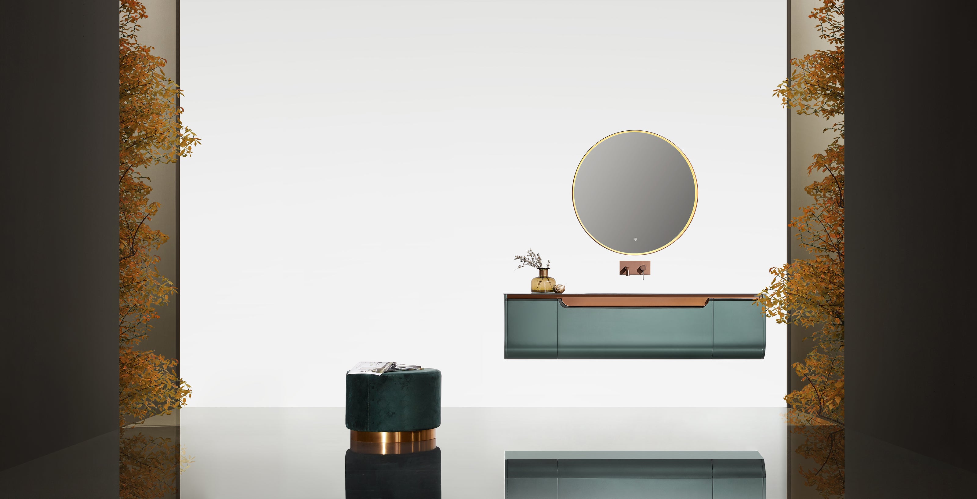 Elegant vegghengt baderomsmøbel på 1800mm bredde fra Brandt Bad. Møbelet er malt i en vakker blågrønn metallisk farge og er avrundet nederst. Håndtakene er i kobberfarge. Stort rundt speil med ramme i kobber og integrert LED-belysning.