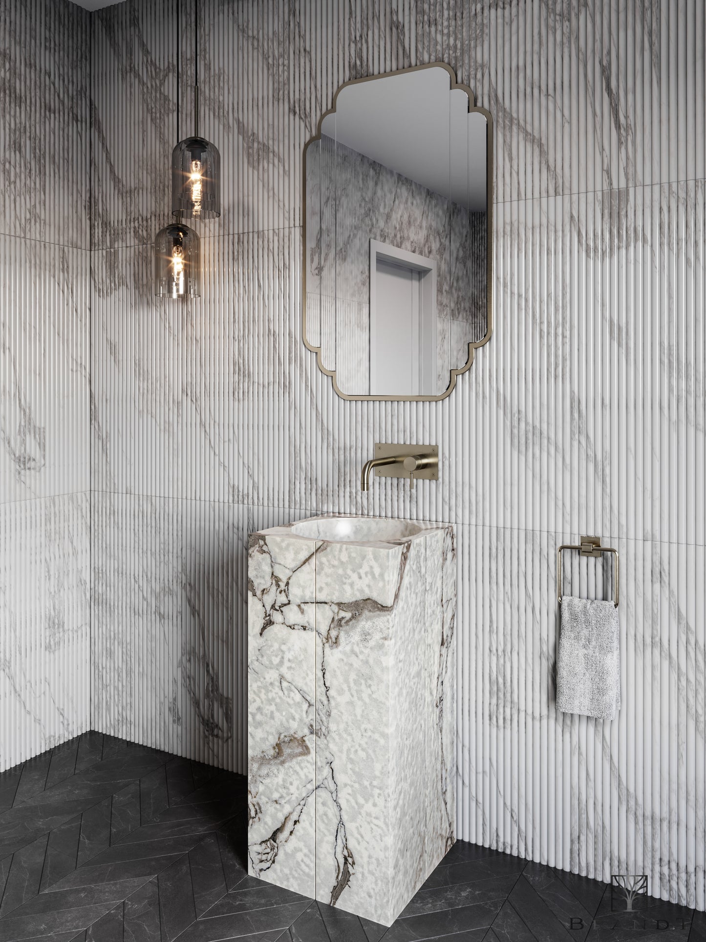 The Monolith gulvstående marmorvask fra Brandt Bad på sort flisegulv med fiskebeinsmønster, sett skrått fra høyre mot rillete marmorvegg. 2 pendellamper, speil, BOX006 vegghengt servantbatteri fra Tapwell, og firkantet håndklering med hvitt håndkle.