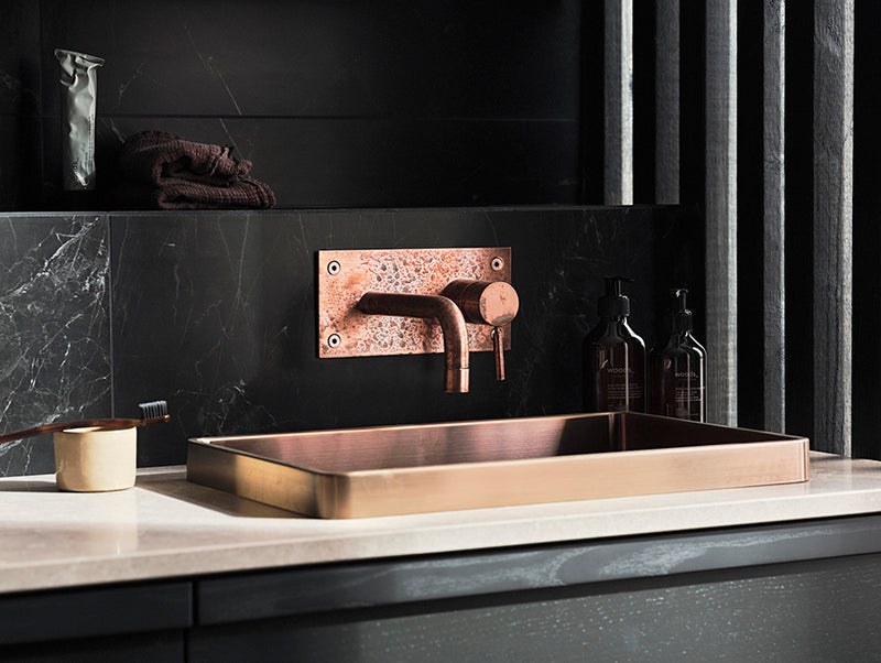 BOX006 Vegghengt Innbyggingsbatteri i Oksiderende Kobber over HT4328 Nedsenket Vask i Kobber fra Tapwell.