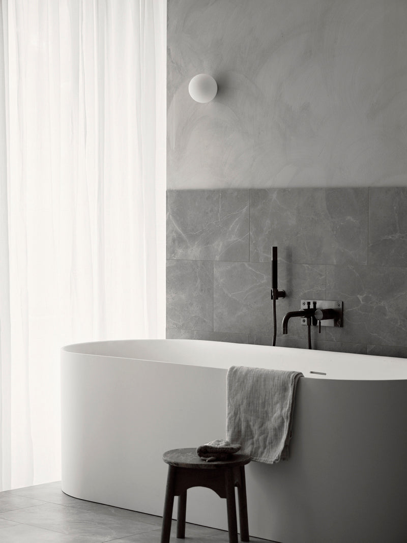 BOX026 Innbyggings Badekarbatteri i Brushed Black Chrome fra Tapwell over moderne hvitt badekar.
