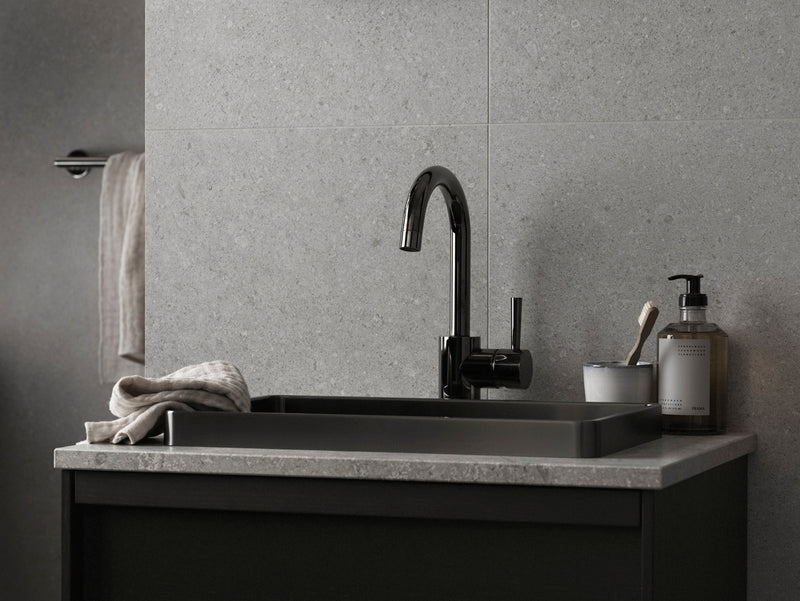 Sort servantskap med HT4328 Nedsenket Servant og EVO078 Høyt Servantbatteri i Black Chrome fra Tapwell.