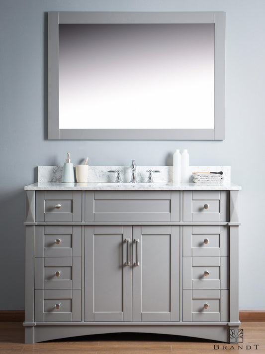 Klassisk 120 cm Bredt Grått Gulvstående Baderomsmøbel sett forfra med skuffer på sidene, skapdører i midten og Benkeplate i Carrara Marmor fra Brandt Bad.