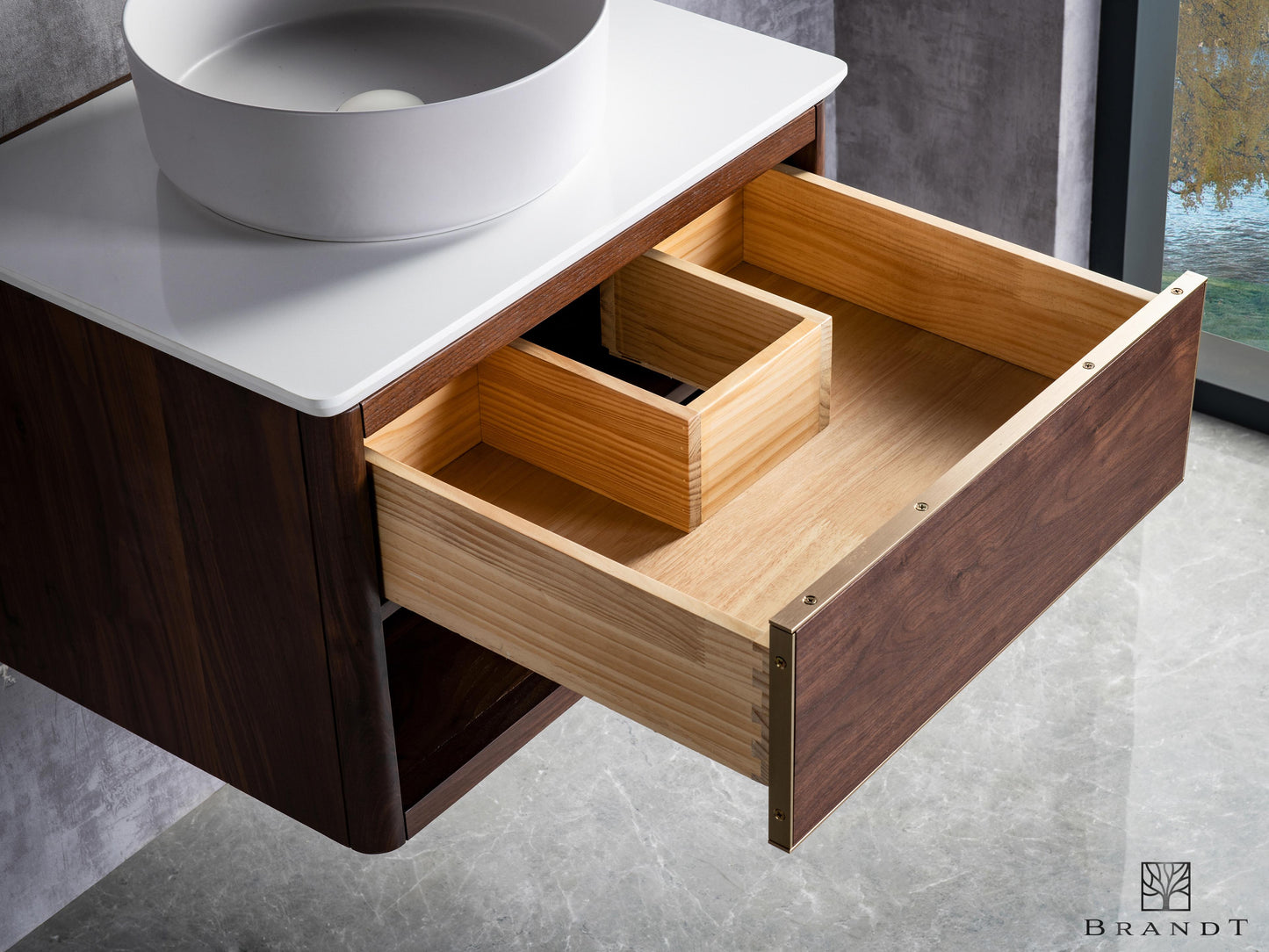 Nærbilde på åpen Heltre Skuff på Lite 60 cm Vegghengt Baderomsmøbel fra Brandt Bad i Valnøtt. Benkeplate i Hvit Quartz kompositt med Hvit Bollevask.