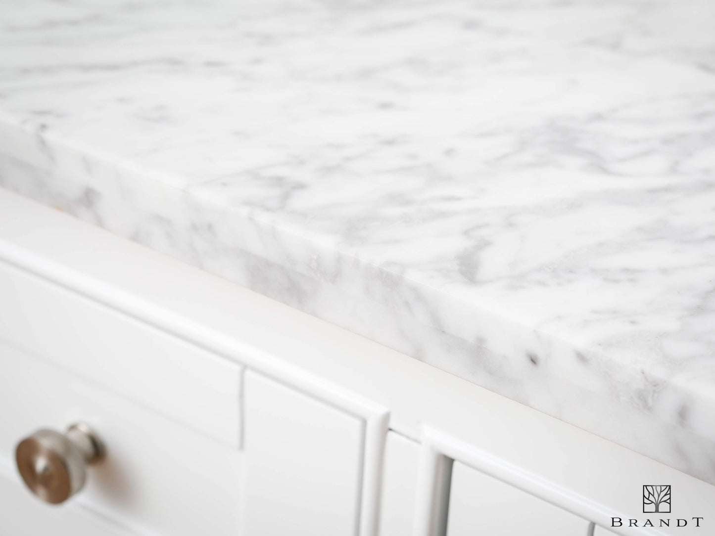 Nærbilde på Benkeplate i Ekte Carrara Marmor på Klassisk Hvitt Servantskap i Heltre fra Brandt Bad.