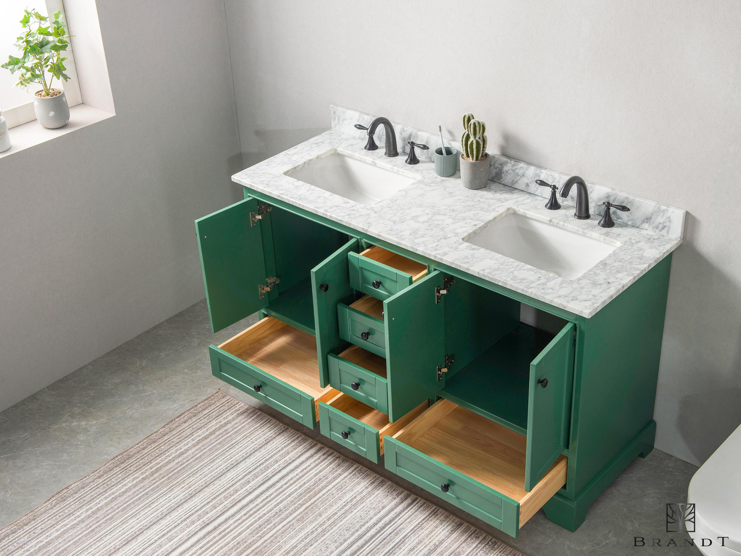 180 cm Grønt Gulvstående Baderomsmøbel i Kommodestil fra Brandt Bad med alle skuffer i og skapdører åpne. Skuffer i Heltre.