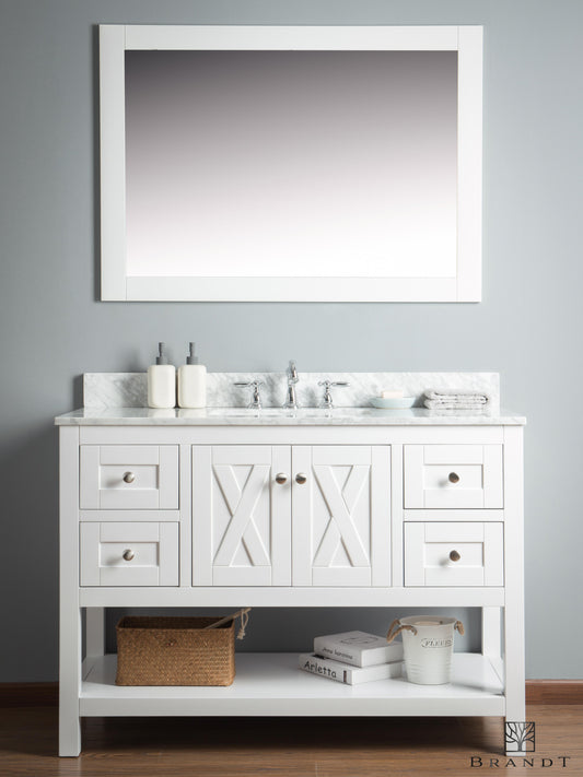 Klassisk 120 cm Bredt Hvitt Gulvstående Baderomsmøbel fra Brandt Bad sett forfra med skuffer på sidene, skapdører i midten og Benkeplate i Carrara Marmor.