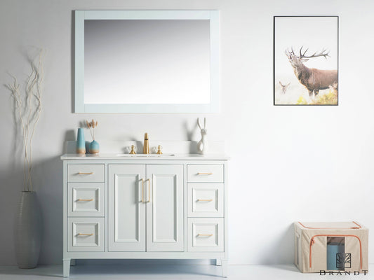 Eksklusivt 120 cm Bredt Hvitt Gulvstående Baderomsmøbel fra Brandt Bad sett forfra med skuffer på sidene, skapdører i midten og Benkeplate i Hvit Quartz Kompositt.