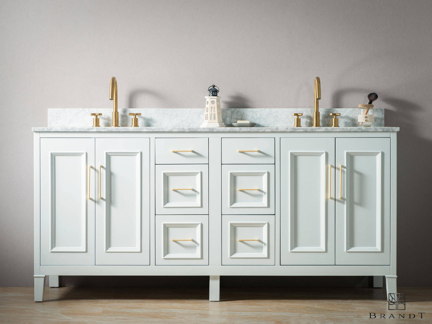 Eksklusivt 180 cm Bredt Hvitt Gulvstående Baderomsmøbel fra Brandt Bad sett forfra med skuffer på sidene, skapdører i midten og Benkeplate i Ekte Carrara Marmor.