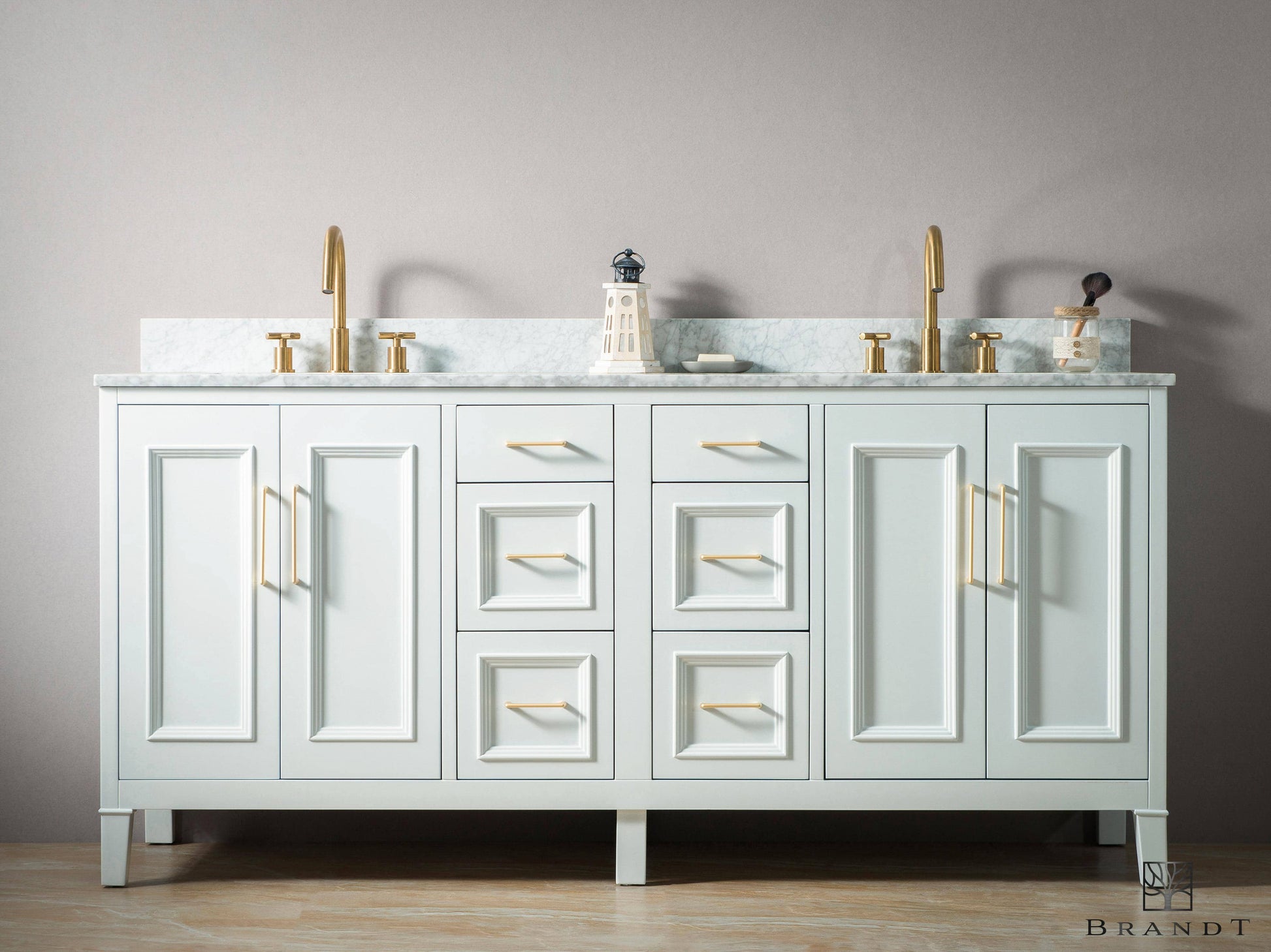 Eksklusivt 180 cm Bredt Hvitt Gulvstående Baderomsmøbel fra Brandt Bad sett forfra med skuffer på sidene, skapdører i midten og Benkeplate i Ekte Carrara Marmor.