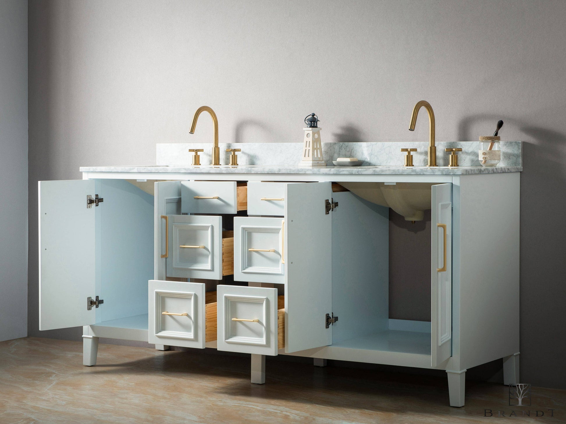 Eksklusivt 180 cm Bredt Hvitt Gulvstående Baderomsmøbel fra Brandt Bad med åpne skuffer og skapdører. Benkeplate i Ekte Carrara Marmor.