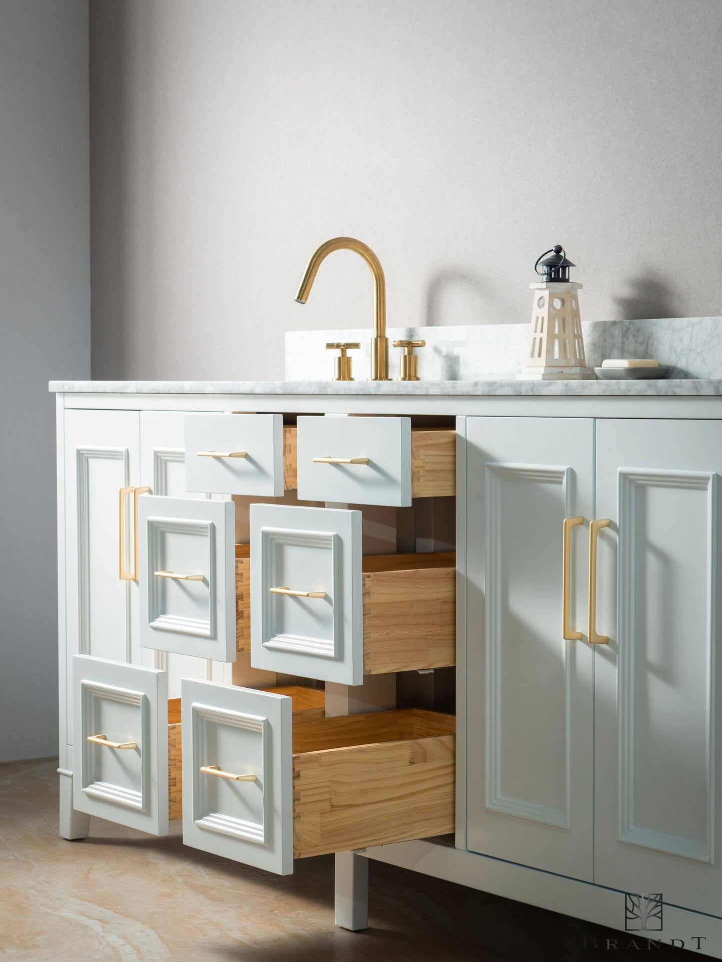 Eksklusivt 180 cm Bredt Hvitt Gulvstående Baderomsmøbel fra Brandt Bad med 6 åpne skuffer i midten. Håndtak i matt børstet messing.