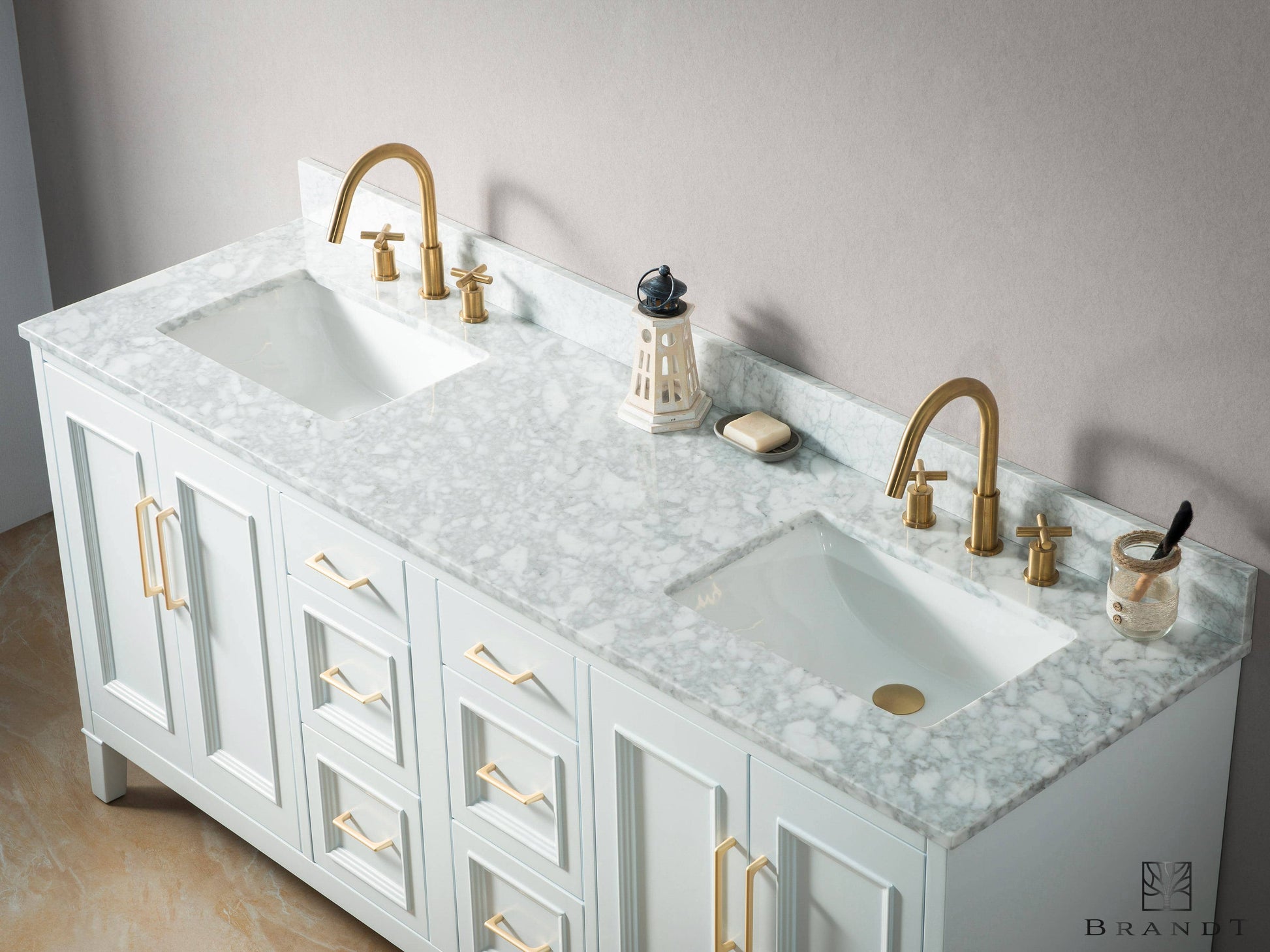 Benkeplate i Ekte Carrara Marmor med Doble Servanter i Porselen, på 180 cm Hvitt Servantskap fra Brandt Bad.