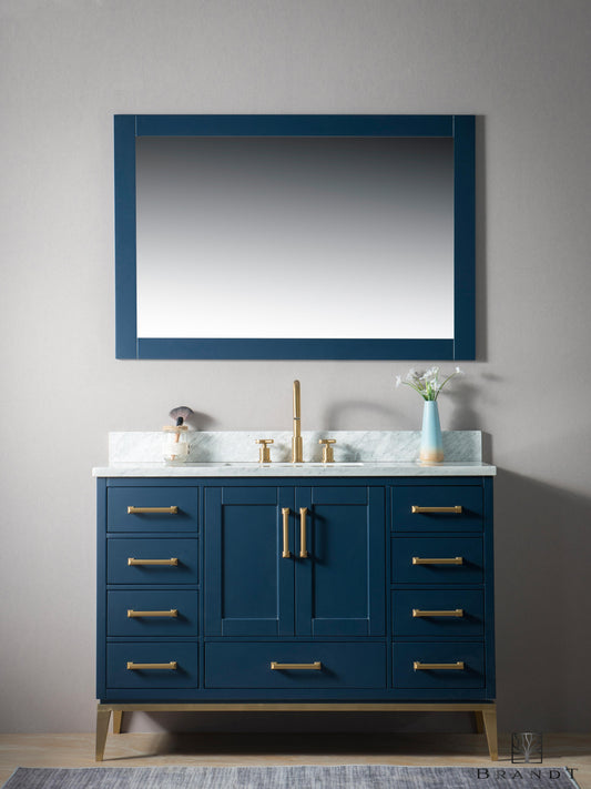 120 cm Heltre Admiralblå Gulvstående Baderomsmøbel fra Brandt Bad med Ben og Håndtak i Messing og Benkeplate i Ekte Carrara Marmor.