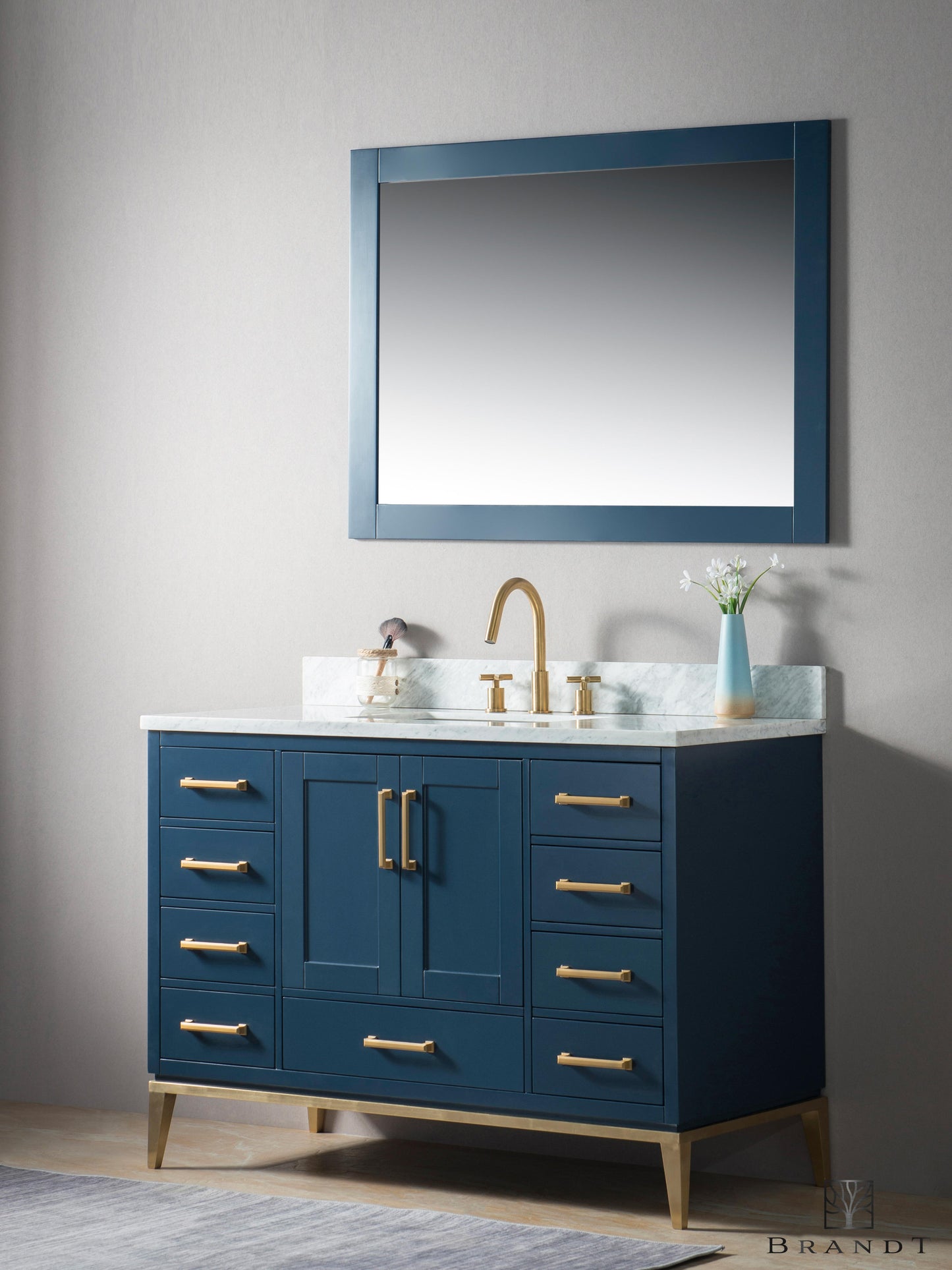 120 cm Heltre Admiralblå Gulvstående Baderomsmøbel fra Brandt Bad med Ben og Håndtak i Messing og Benkeplate i Ekte Carrara Marmor.