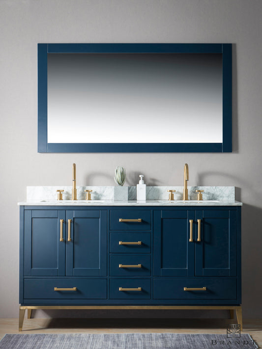 Eksklusivt 180 cm Admiralblå Gulvstående Baderomsmøbel i Heltre fra Brandt Bad med Ben og Håndtak i Messing og Benkeplate i Ekte Carrara Marmor.