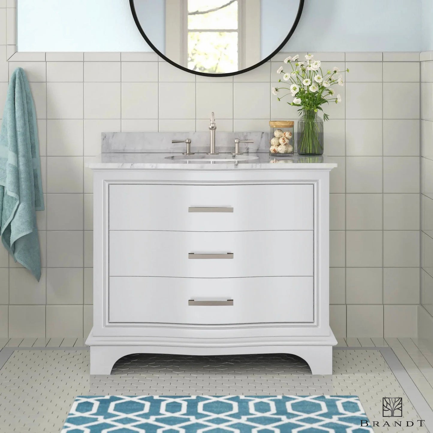 Gulvstående Heltre Servantskap i Klassisk Hvit fra Brandt Bad med Buede Fronter og benkeplate i Carrara Marmor sett forfra.