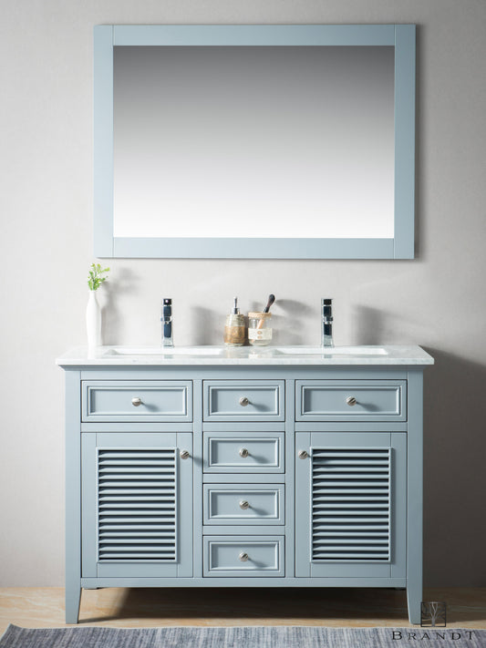 Klassisk 120 cm Grått Gulvstående Baderomsmøbel fra Brandt Bad med skuffer i midten og sjalusiskapdører på sidene. Benkeplate i Ekte Carrara Marmor med Doble Servanter.