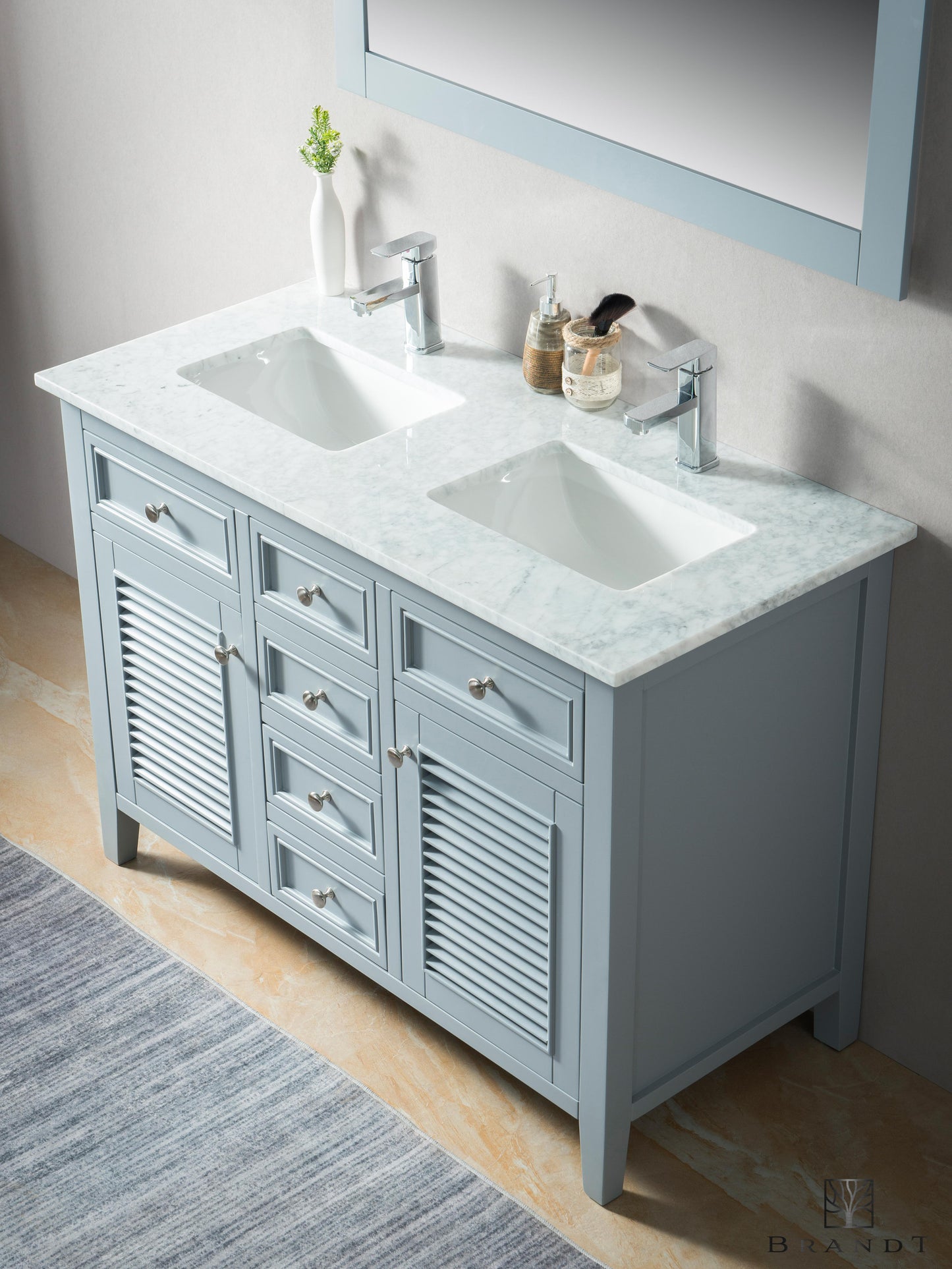 Klassisk 120 cm Grått Gulvstående Baderomsmøbel fra Brandt Bad med skuffer i midten og sjalusiskapdører på sidene. Benkeplate i Ekte Carrara Marmor med Doble Servanter.