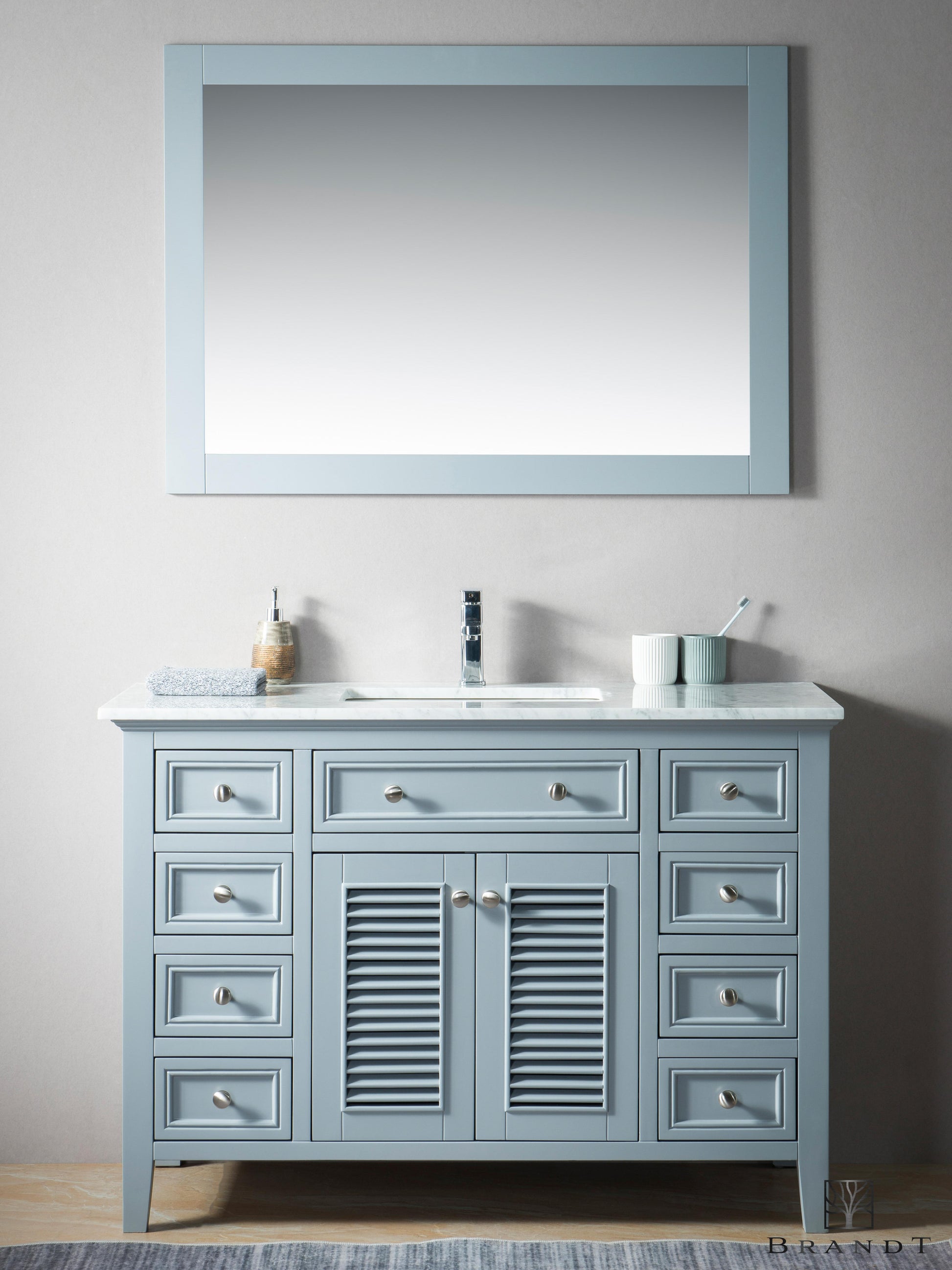 Klassisk 120 cm Grått Gulvstående Baderomsmøbel fra Brandt Bad med skuffer på sidene og sjalusiskapdører i midten. Benkeplate i Ekte Carrara Marmor med Enkel Servant i Porselen.