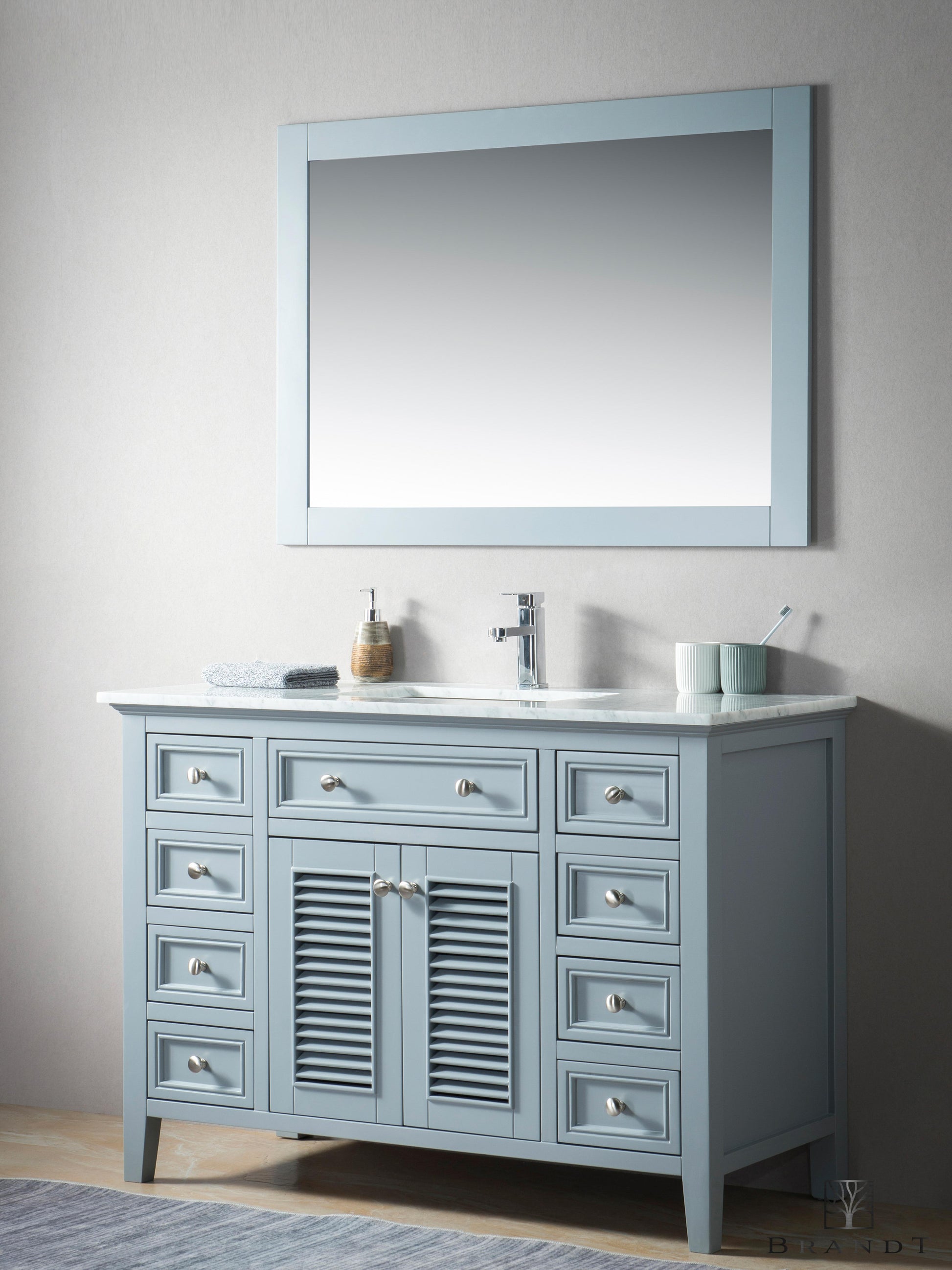 Klassisk 120 cm Grått Gulvstående Baderomsmøbel fra Brandt Bad med skuffer på sidene og sjalusiskapdører i midten. Benkeplate i Ekte Carrara Marmor med Enkel Servant i Porselen.