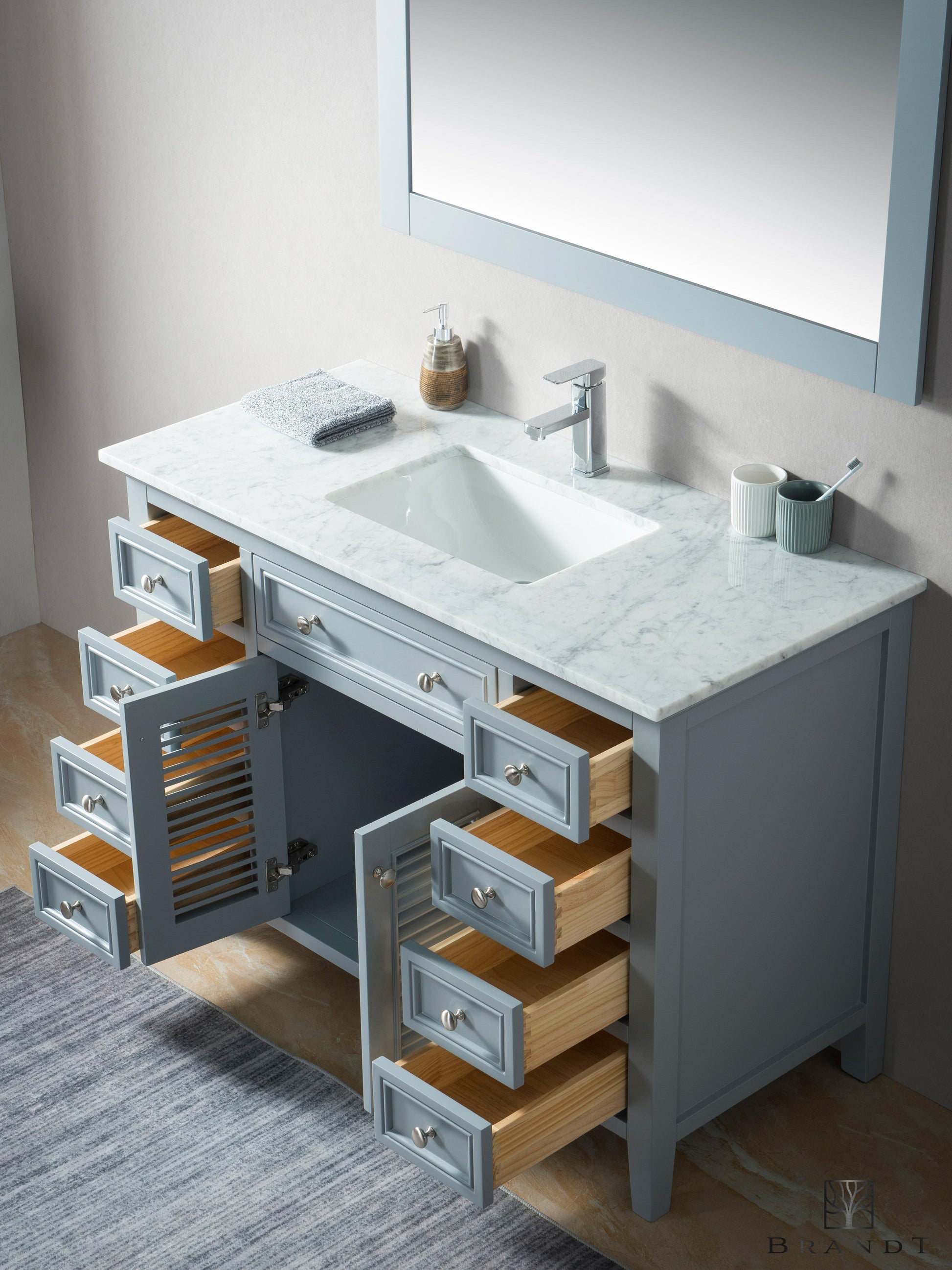 Klassisk 120 cm Grått Gulvstående Baderomsmøbel fra Brandt Bad med alle Skuffer og Skapdører åpne. Benkeplate i Ekte Carrara Marmor med Enkel Servant i Porselen.