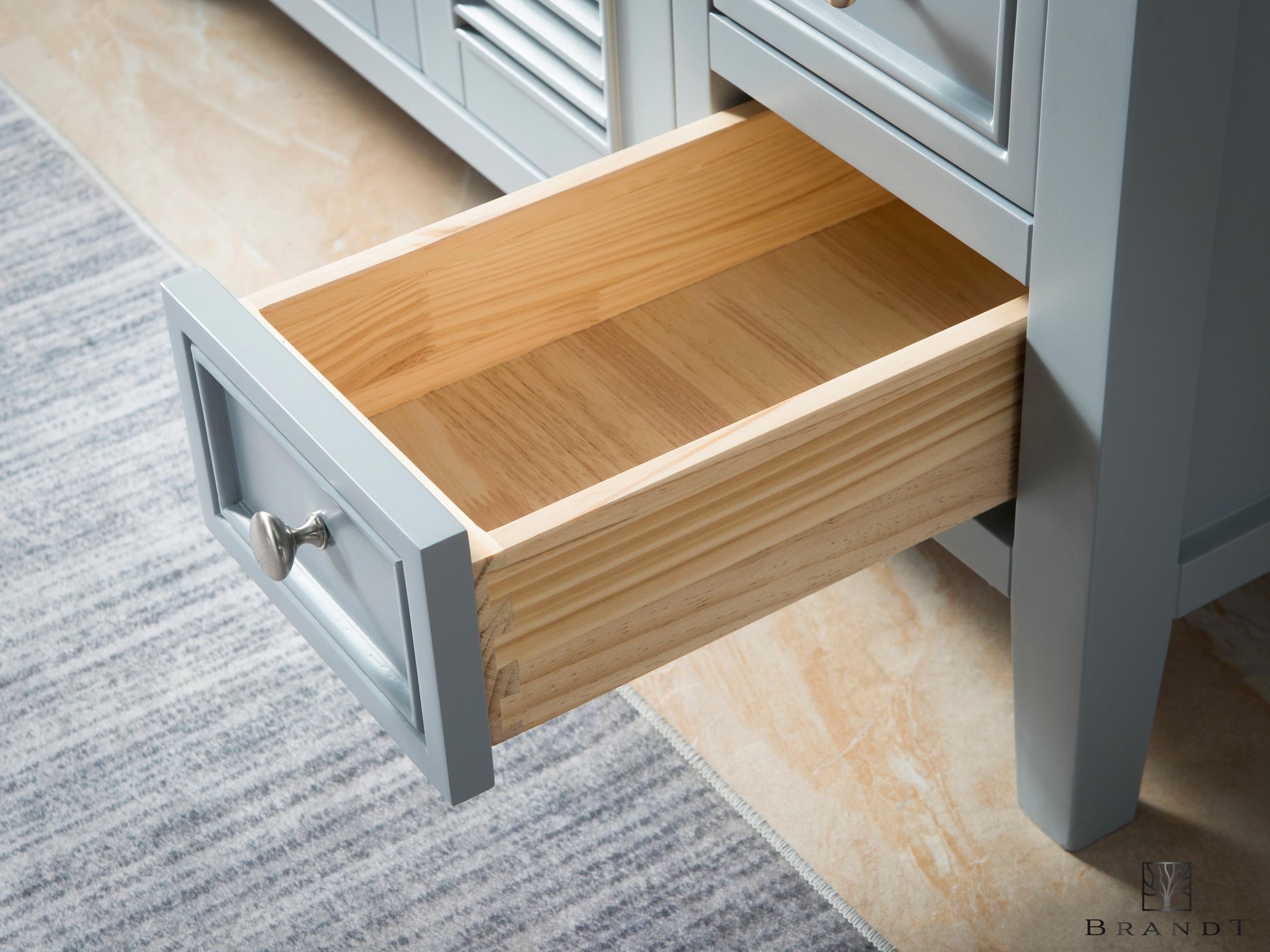 Åpen Skuff i Heltre med Svalehaleskjøter og Knott i Børstet Nikkel fra Brandt Bad.