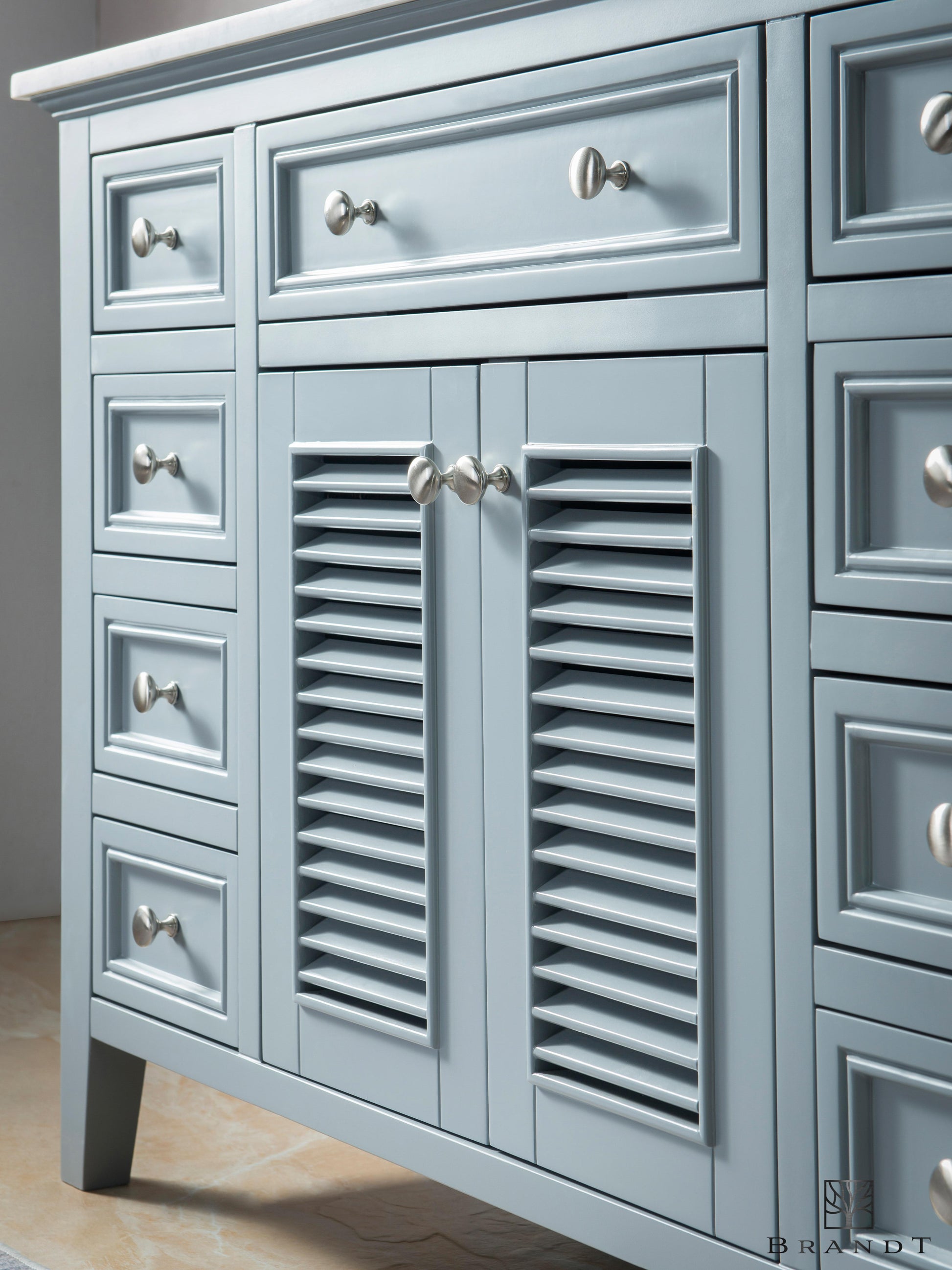 Nærbilde på Sjalusidører med Fantastisk Finish i Grått på Gulvstående Servantskap i Heltre fra Brandt bad.