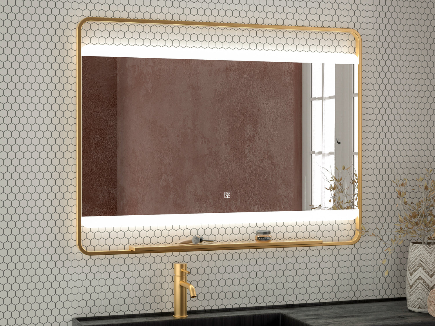 Avlangt LED speil med ramme i børstet messing fra Brandt Bad.